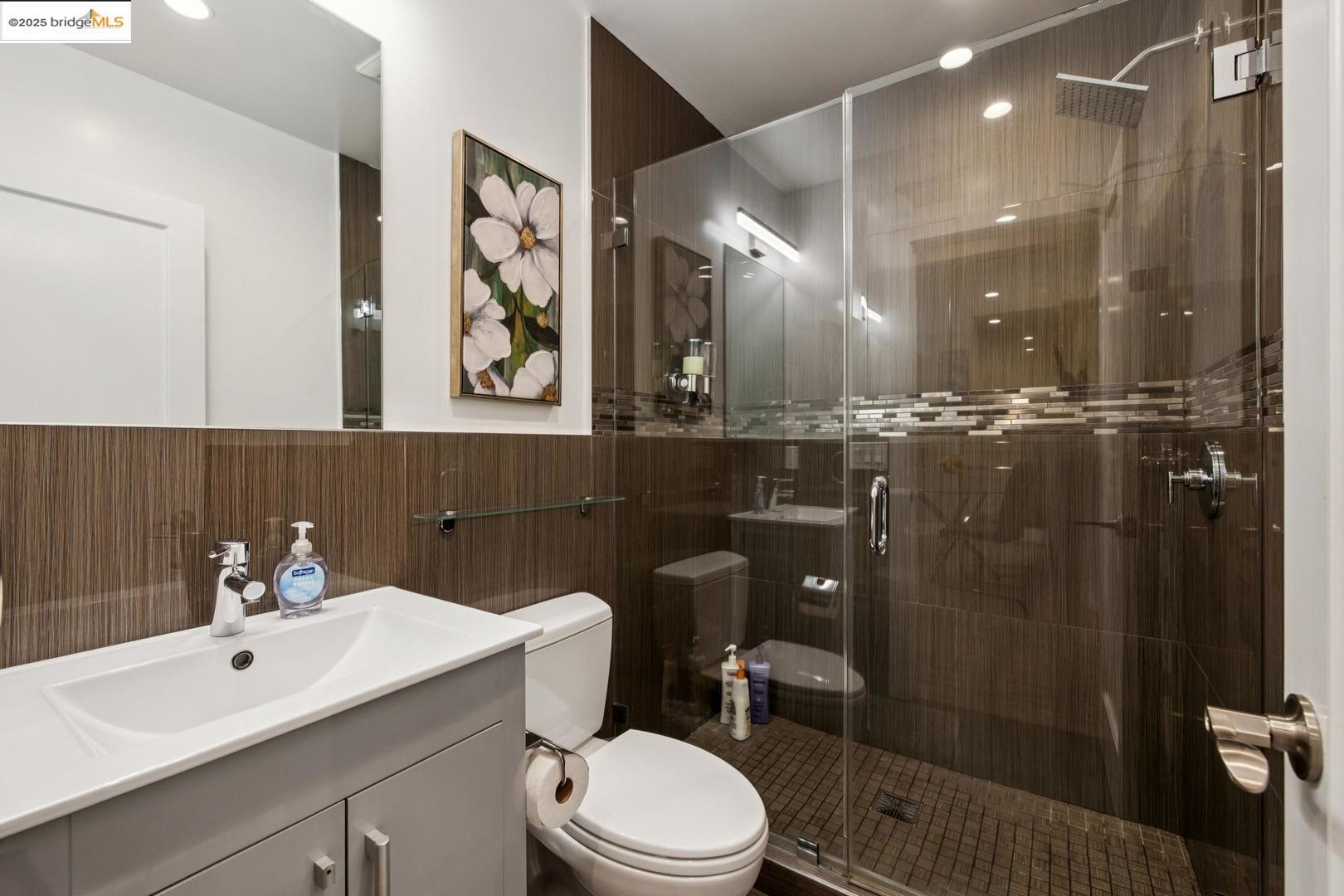 Detail Gallery Image 14 of 60 For 1537 Revere Ave, San Francisco,  CA 94124 - 8 Beds | 5 Baths