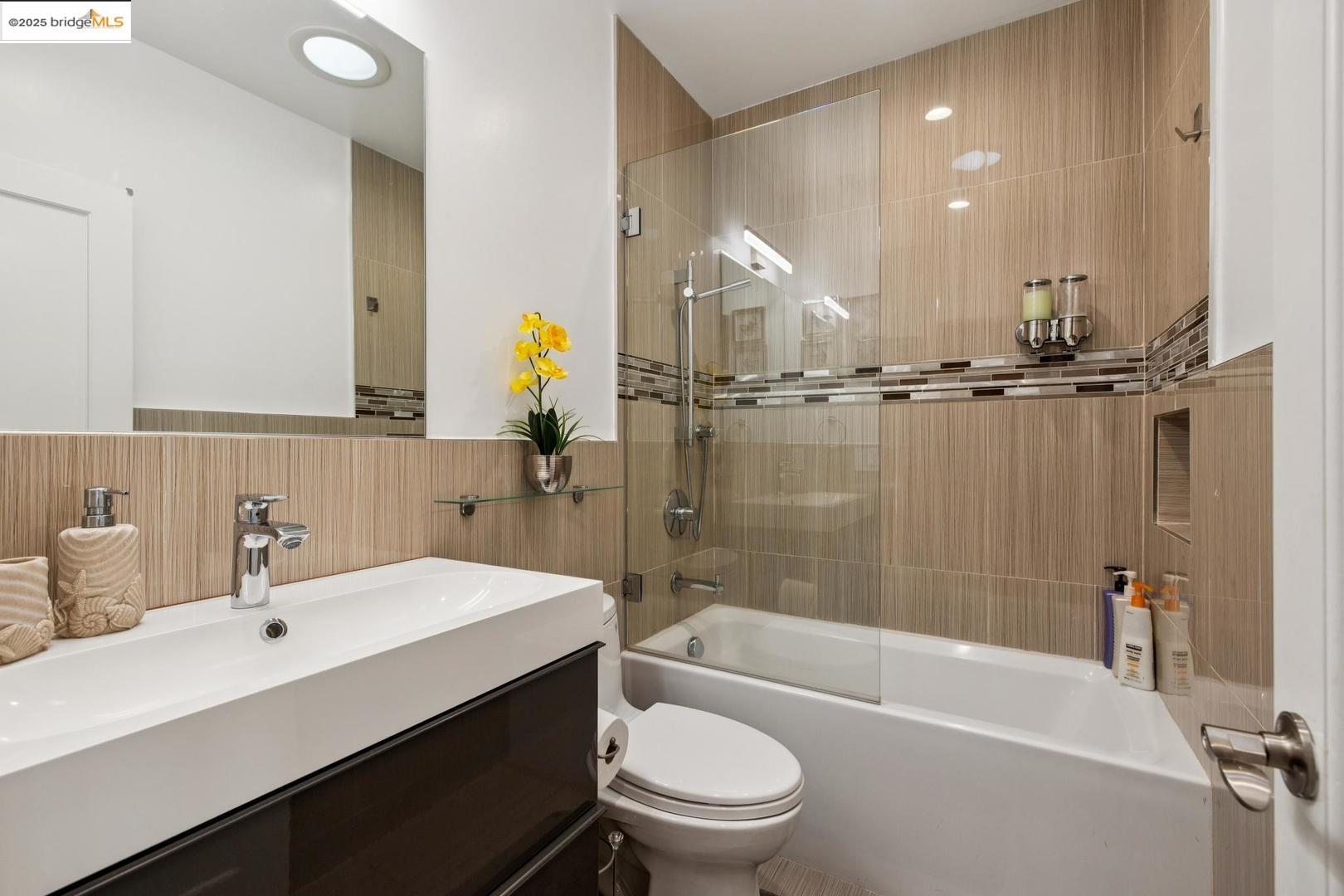 Detail Gallery Image 7 of 60 For 1537 Revere Ave, San Francisco,  CA 94124 - 8 Beds | 5 Baths