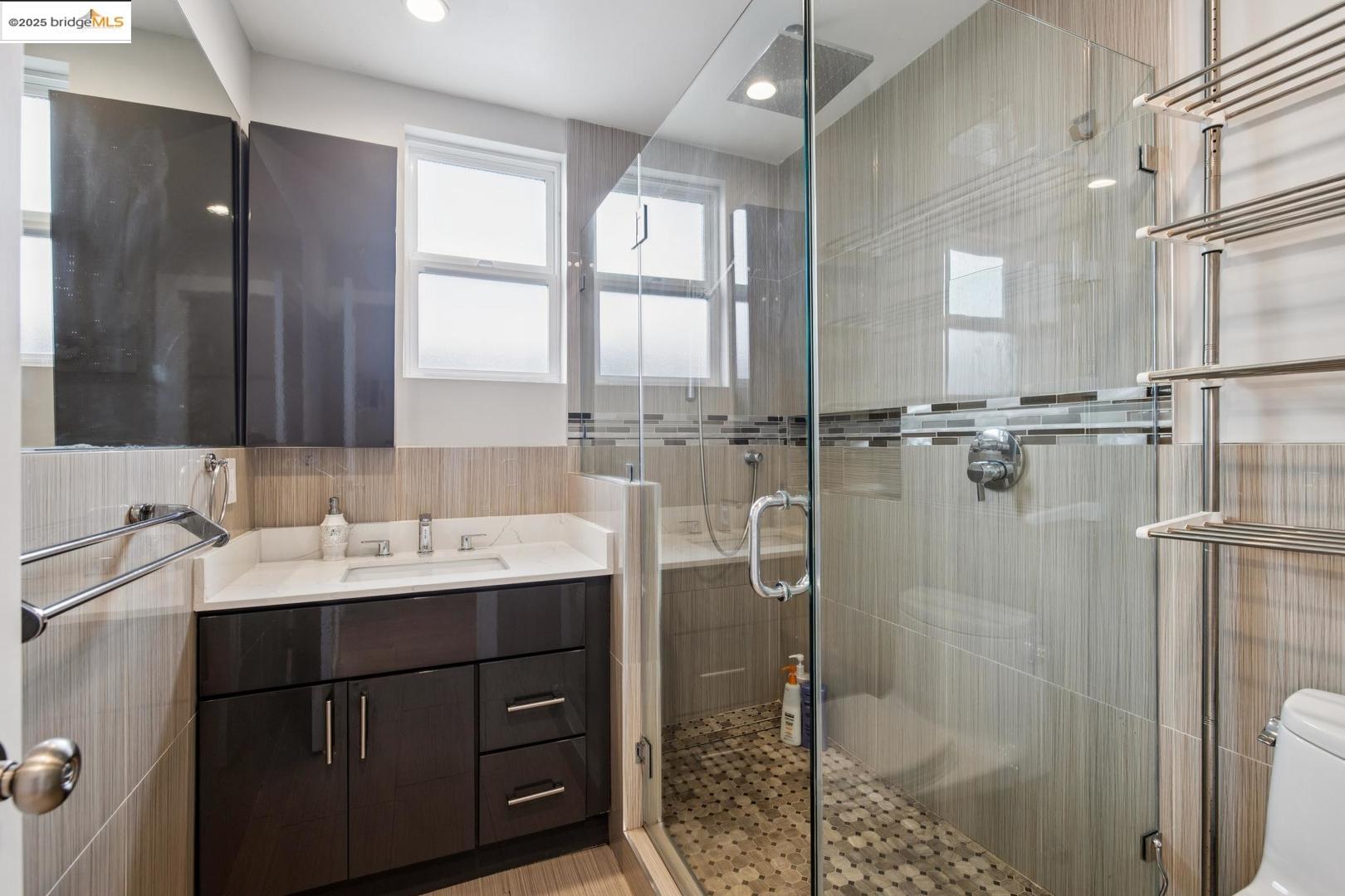 Detail Gallery Image 10 of 60 For 1537 Revere Ave, San Francisco,  CA 94124 - 8 Beds | 5 Baths