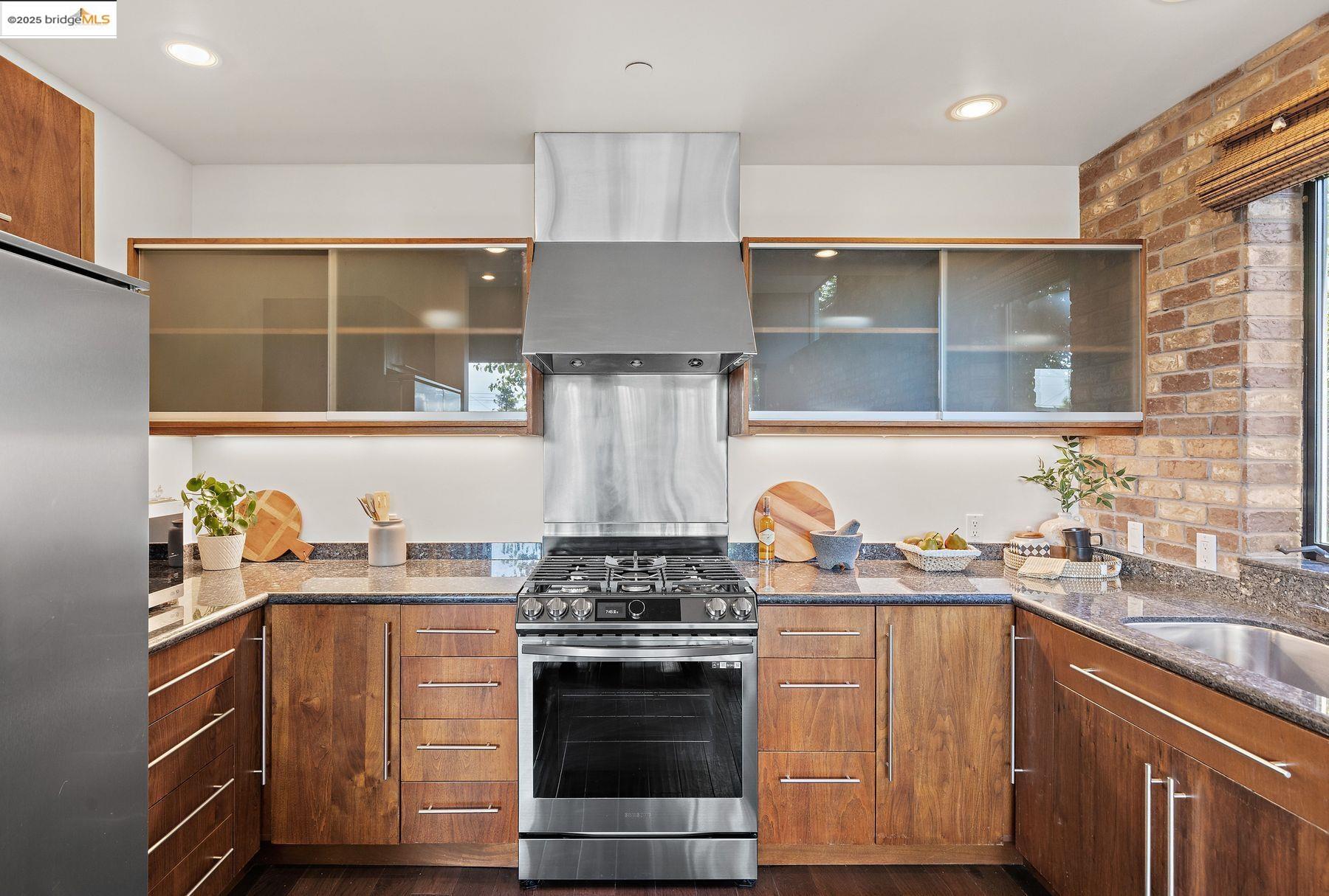 Detail Gallery Image 21 of 39 For 1406 San Pablo Ave a,  Berkeley,  CA 94702 - 2 Beds | 1/1 Baths