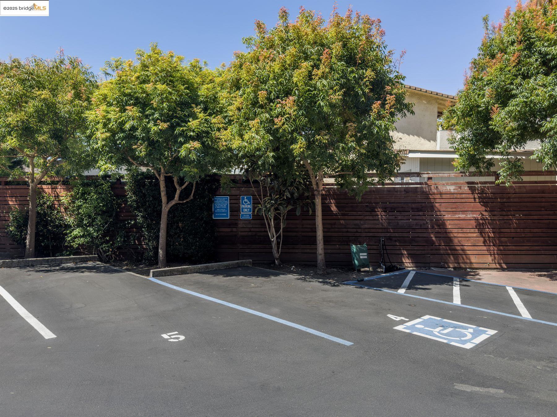 Detail Gallery Image 34 of 39 For 1406 San Pablo Ave a,  Berkeley,  CA 94702 - 2 Beds | 1/1 Baths