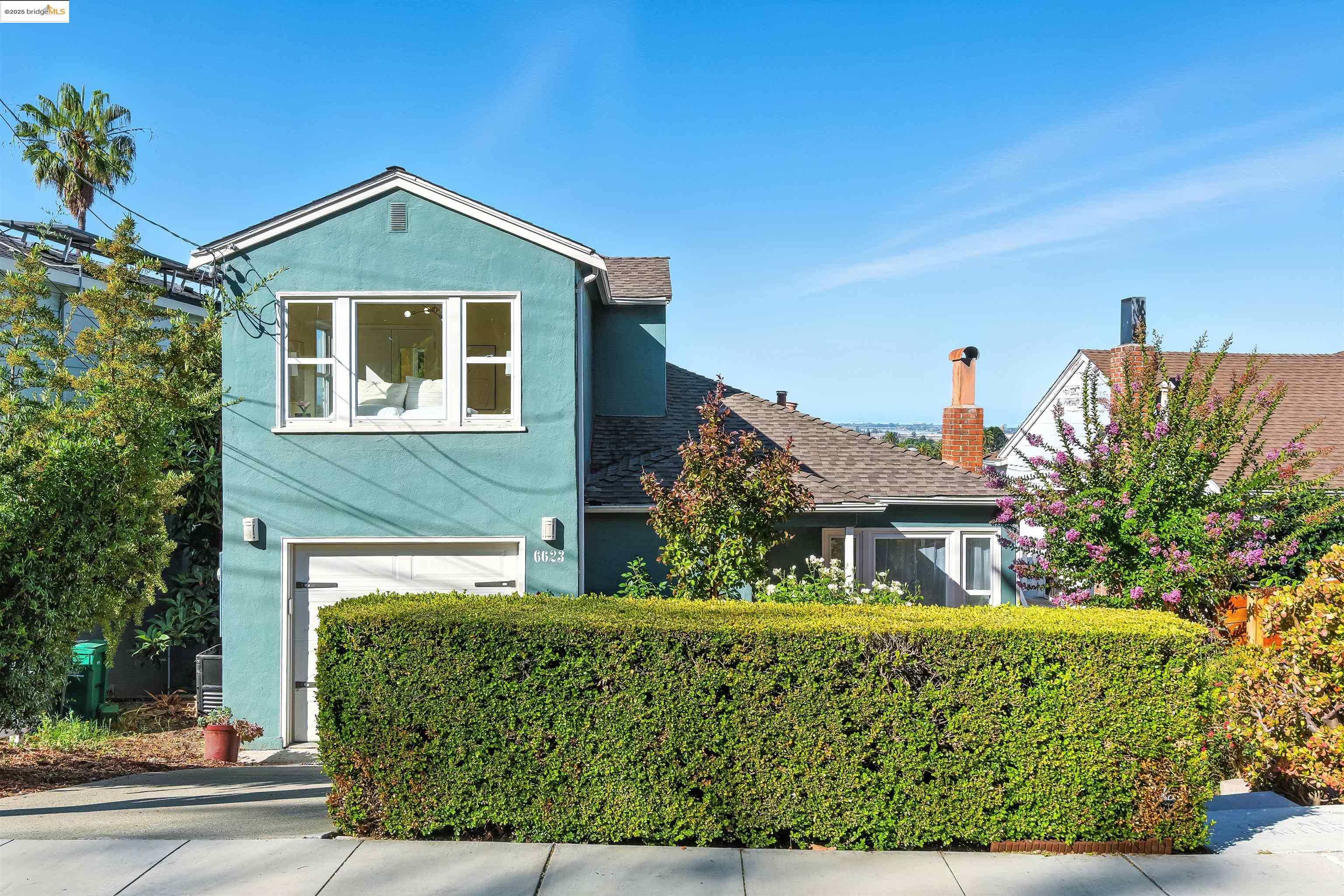 Detail Gallery Image 2 of 39 For 6623 Outlook Ave, Oakland,  CA 94605 - 3 Beds | 1/1 Baths