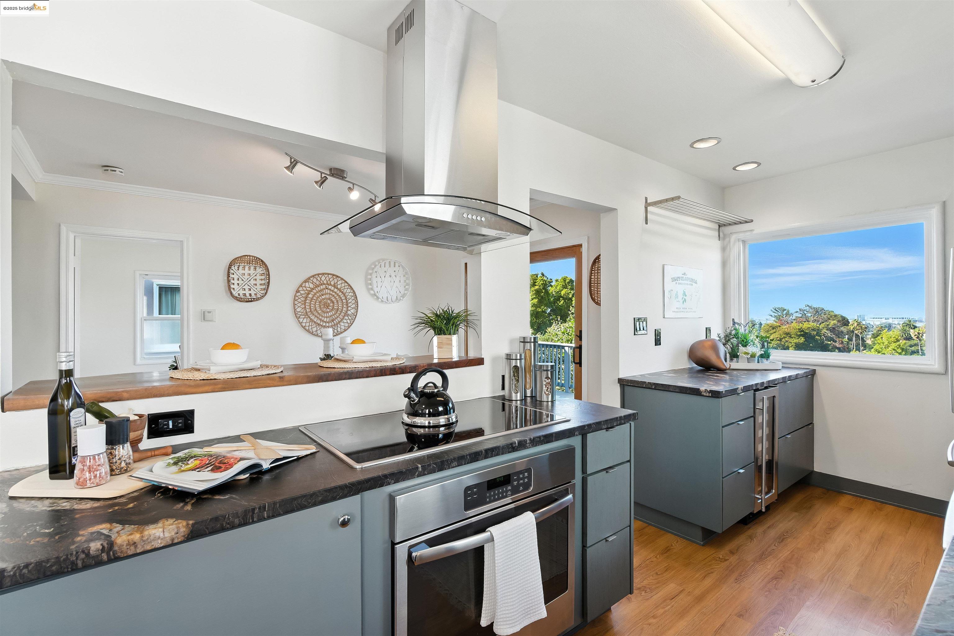 Detail Gallery Image 13 of 39 For 6623 Outlook Ave, Oakland,  CA 94605 - 3 Beds | 1/1 Baths