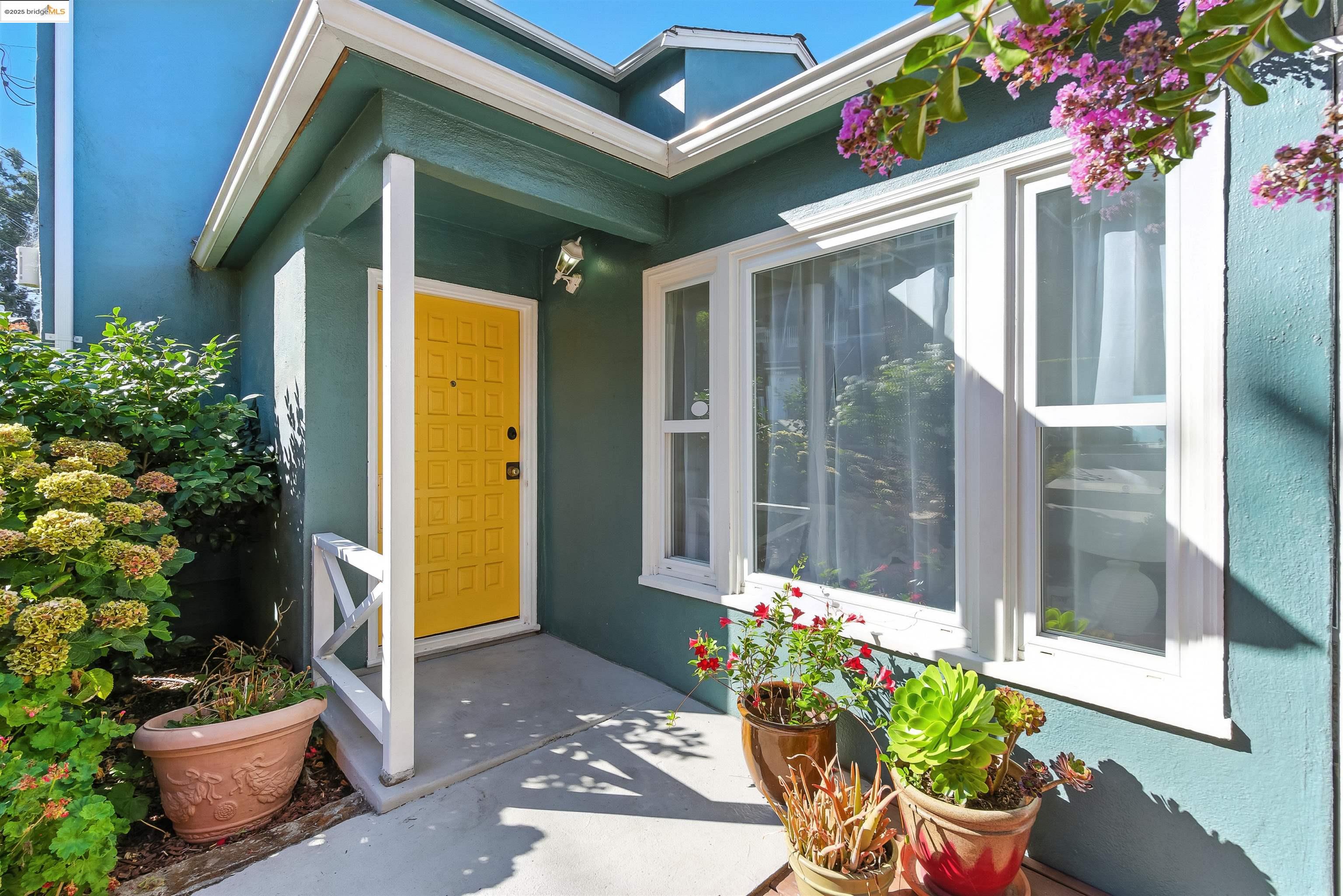 Detail Gallery Image 4 of 39 For 6623 Outlook Ave, Oakland,  CA 94605 - 3 Beds | 1/1 Baths