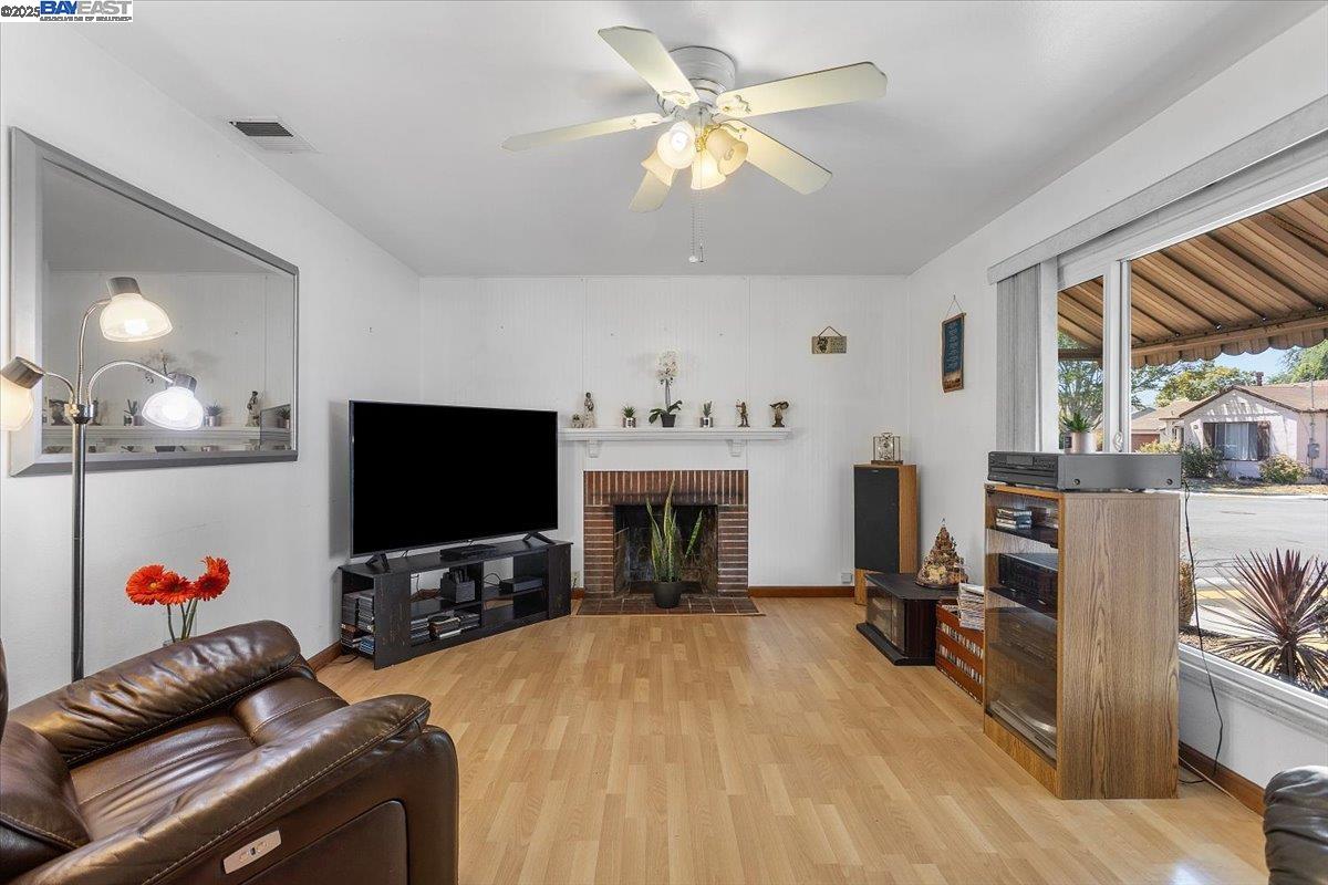 Detail Gallery Image 2 of 21 For 15106 Edgemoor St, San Leandro,  CA 94579 - 3 Beds | 2 Baths
