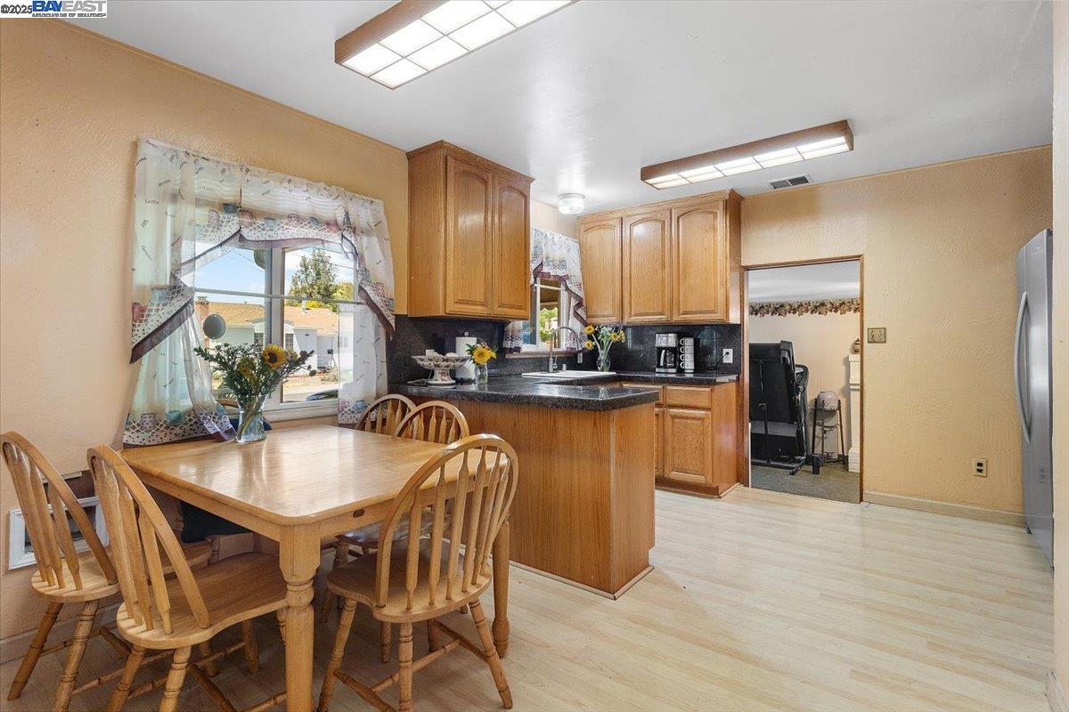 Detail Gallery Image 6 of 21 For 15106 Edgemoor St, San Leandro,  CA 94579 - 3 Beds | 2 Baths