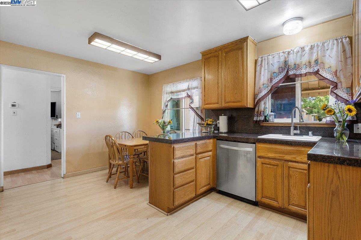 Detail Gallery Image 7 of 21 For 15106 Edgemoor St, San Leandro,  CA 94579 - 3 Beds | 2 Baths