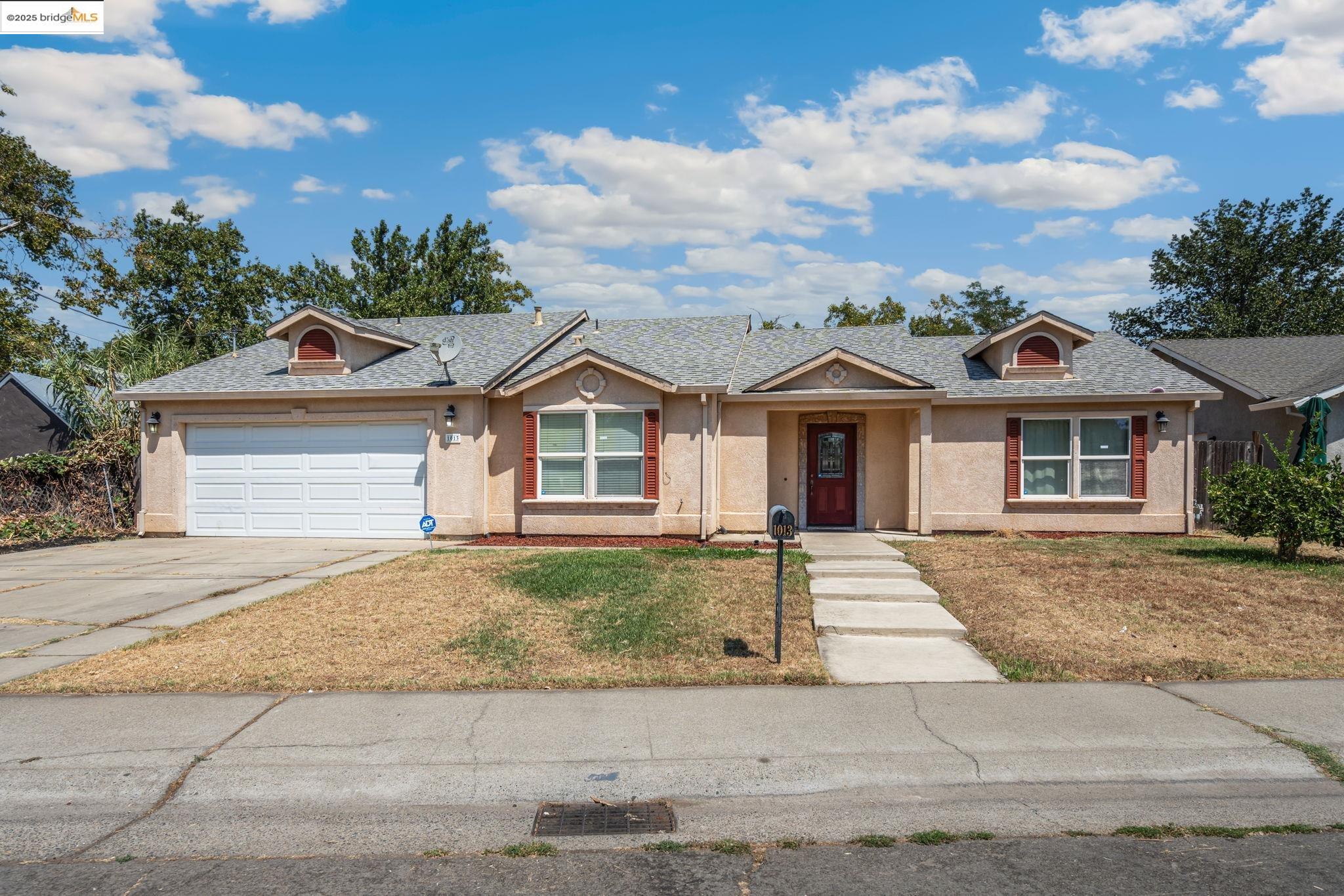 Detail Gallery Image 1 of 1 For 1013 Los Robles Boulevard, Sacramento,  CA 95838-4411 - 4 Beds | 2 Baths