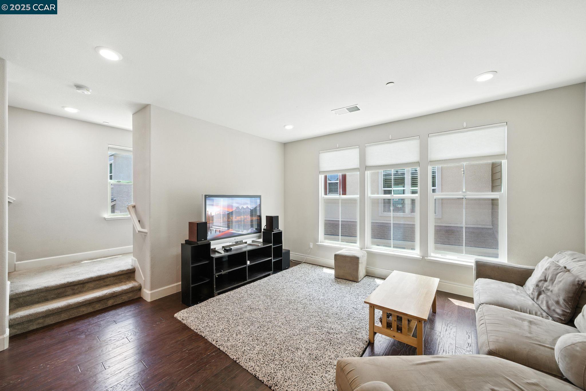 Detail Gallery Image 11 of 47 For 3988 Windsor, Dublin,  CA 94568 - 4 Beds | 3/1 Baths