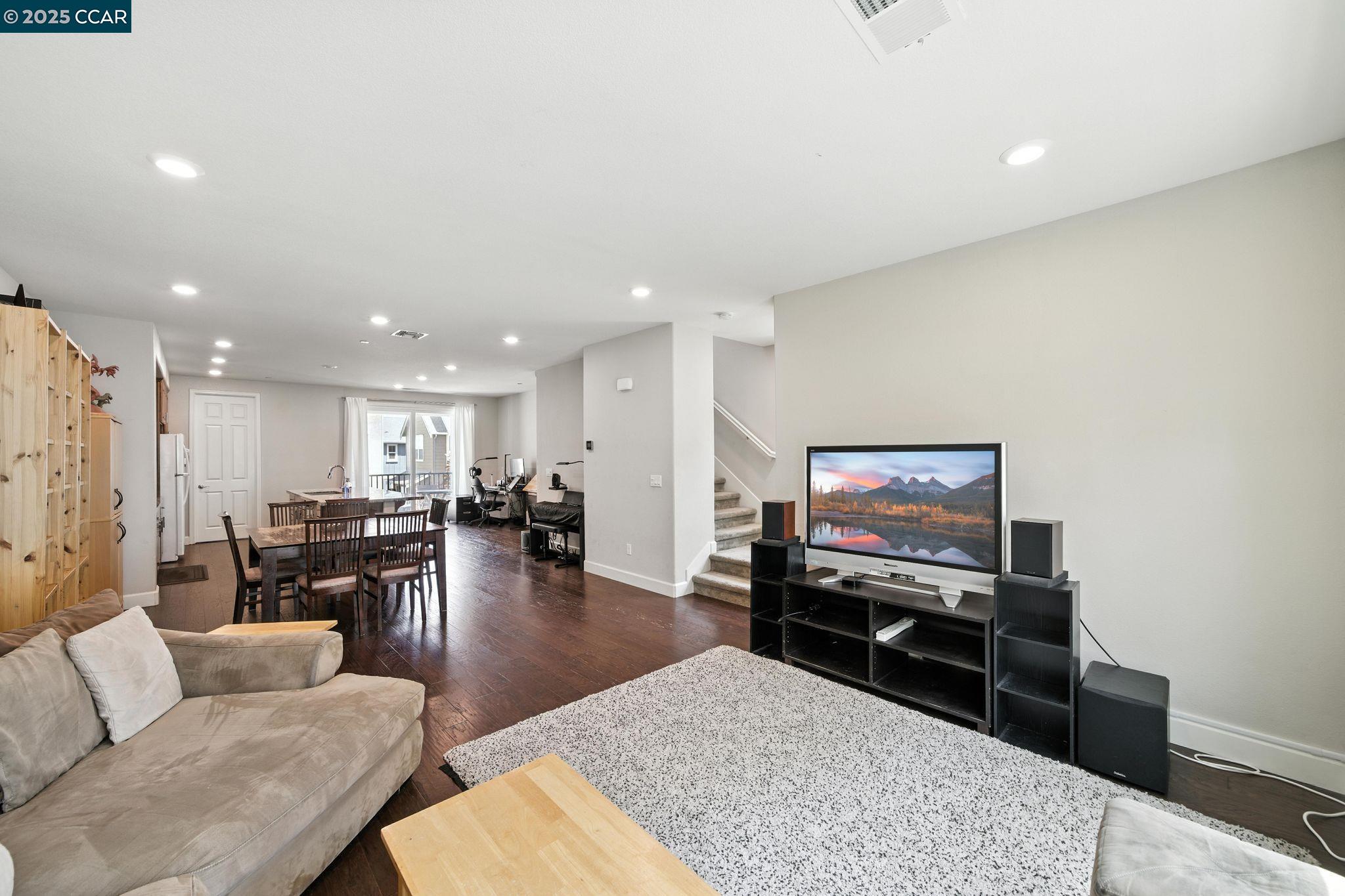 Detail Gallery Image 10 of 47 For 3988 Windsor, Dublin,  CA 94568 - 4 Beds | 3/1 Baths