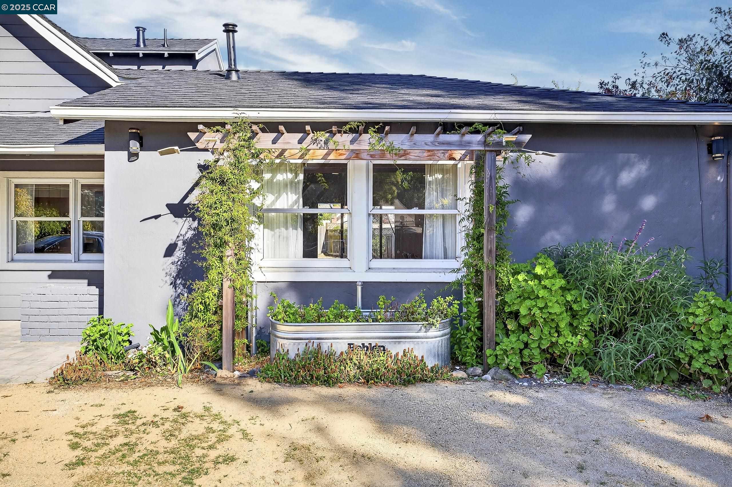 Detail Gallery Image 4 of 57 For 5774 Friar Ct, El Sobrante,  CA 94803 - 4 Beds | 2 Baths