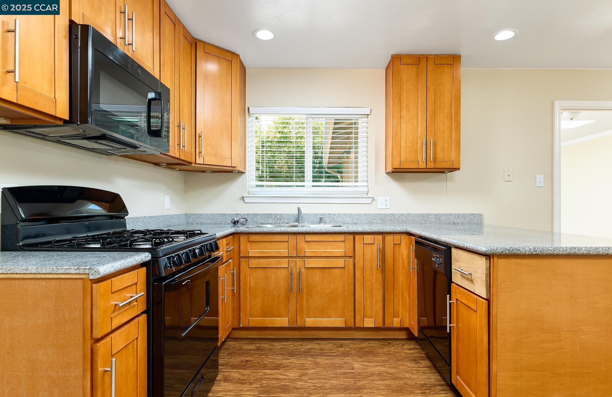 Detail Gallery Image 3 of 23 For 345 Swan Way, Vallejo,  CA 94589 - 4 Beds | 2/1 Baths