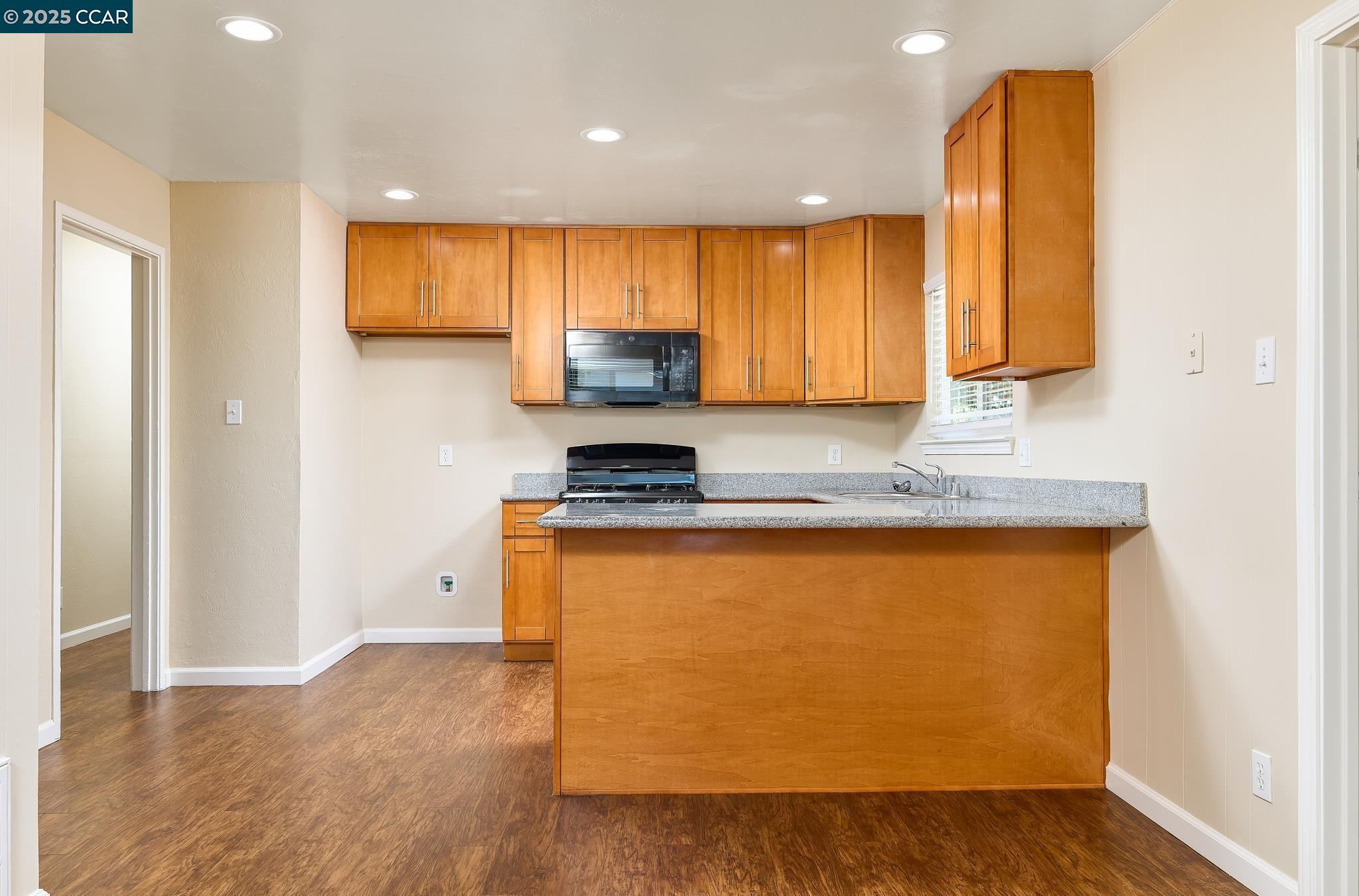Detail Gallery Image 4 of 23 For 345 Swan Way, Vallejo,  CA 94589 - 4 Beds | 2/1 Baths