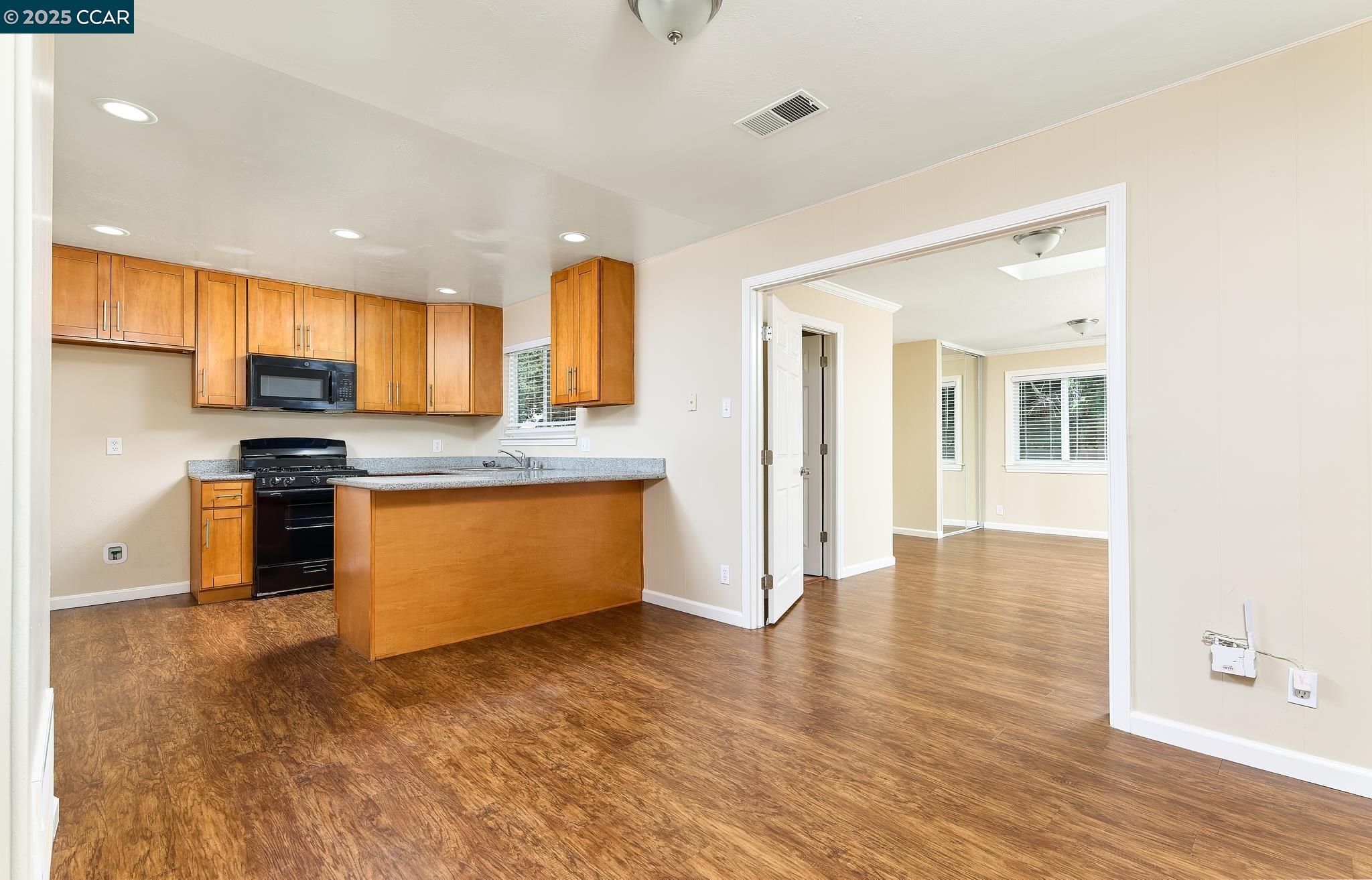 Detail Gallery Image 5 of 23 For 345 Swan Way, Vallejo,  CA 94589 - 4 Beds | 2/1 Baths
