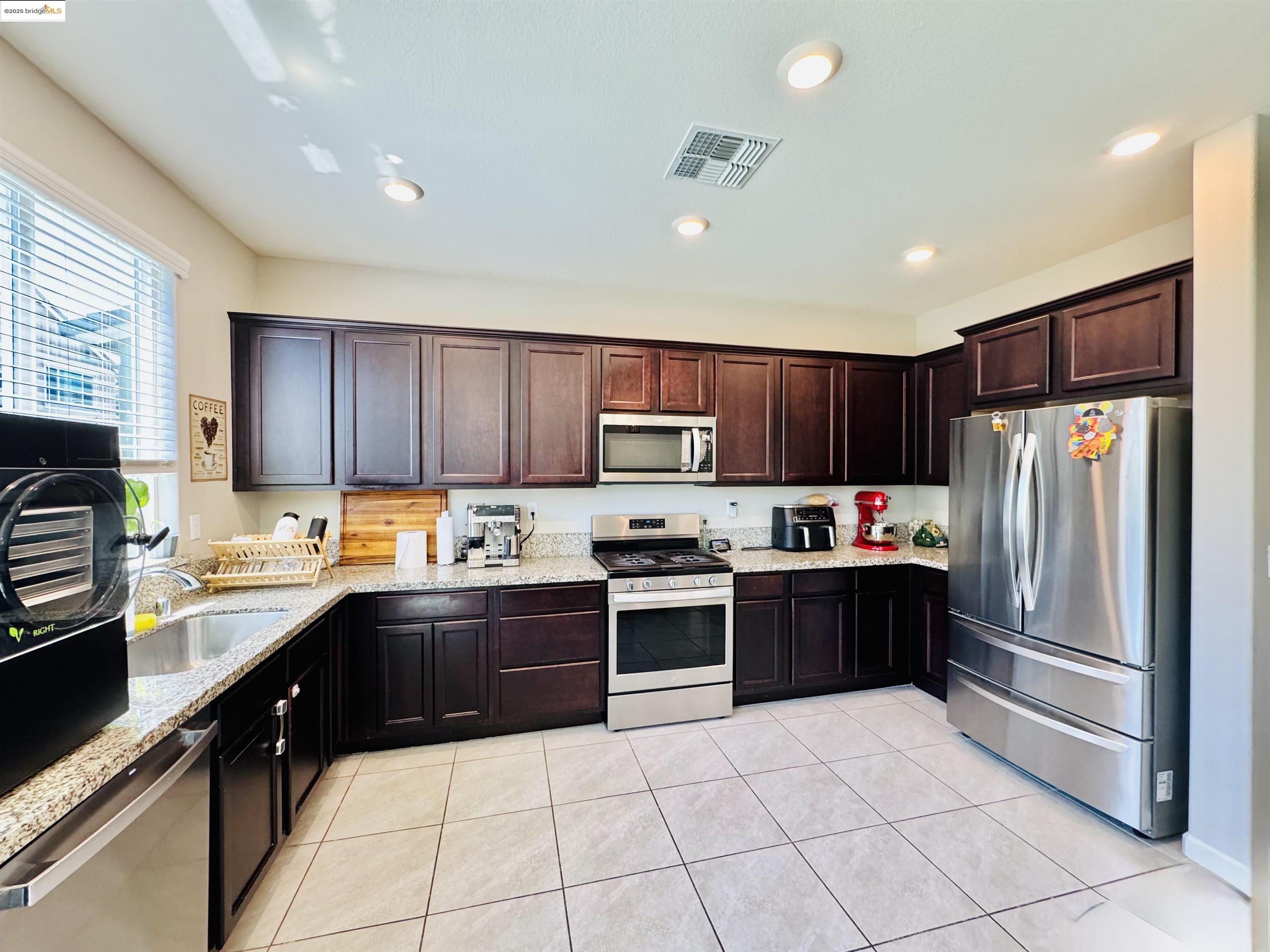 Detail Gallery Image 3 of 16 For 205 Caputo Cir, Oakley,  CA 94561 - 3 Beds | 2/1 Baths