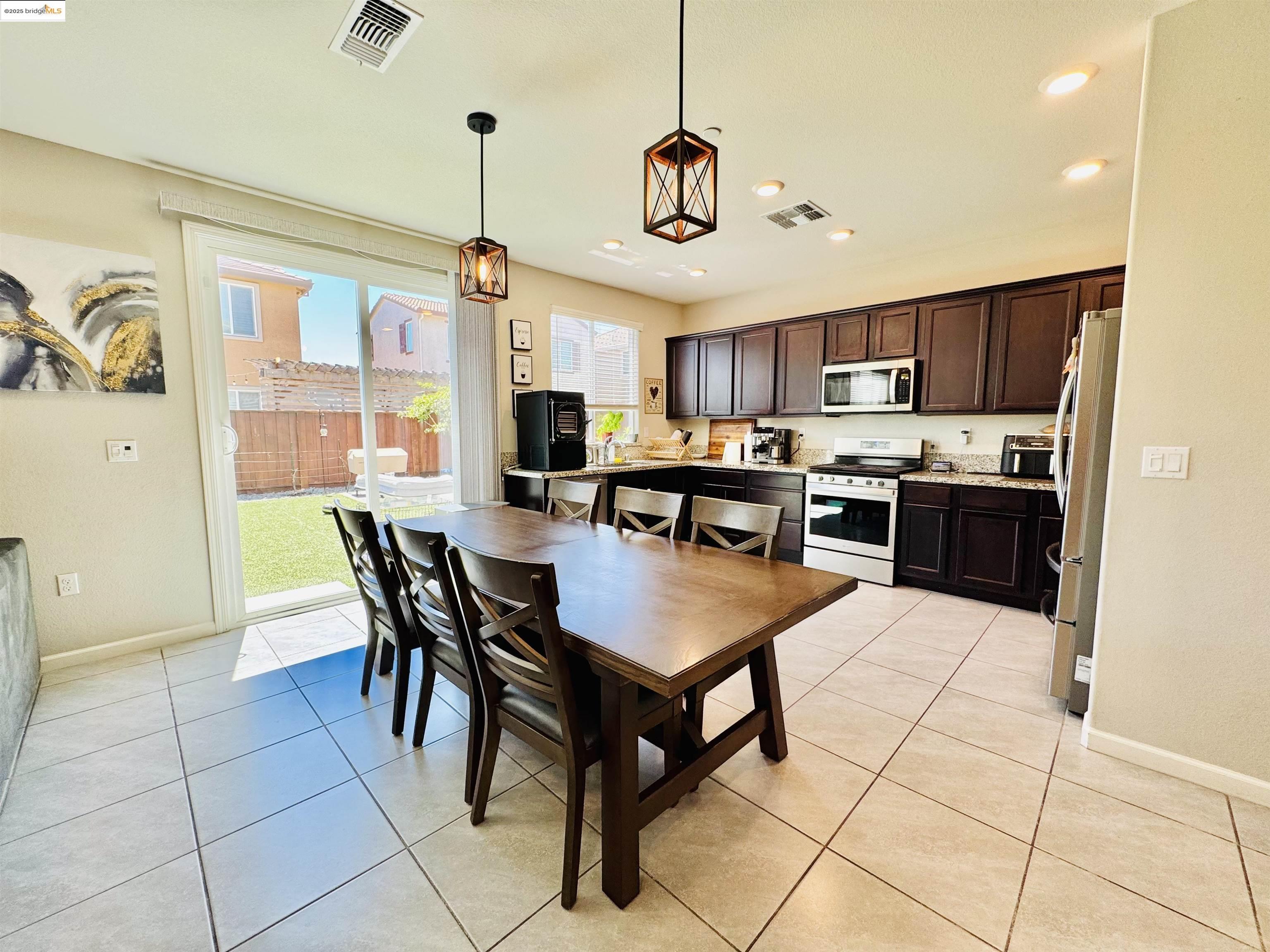 Detail Gallery Image 6 of 16 For 205 Caputo Cir, Oakley,  CA 94561 - 3 Beds | 2/1 Baths