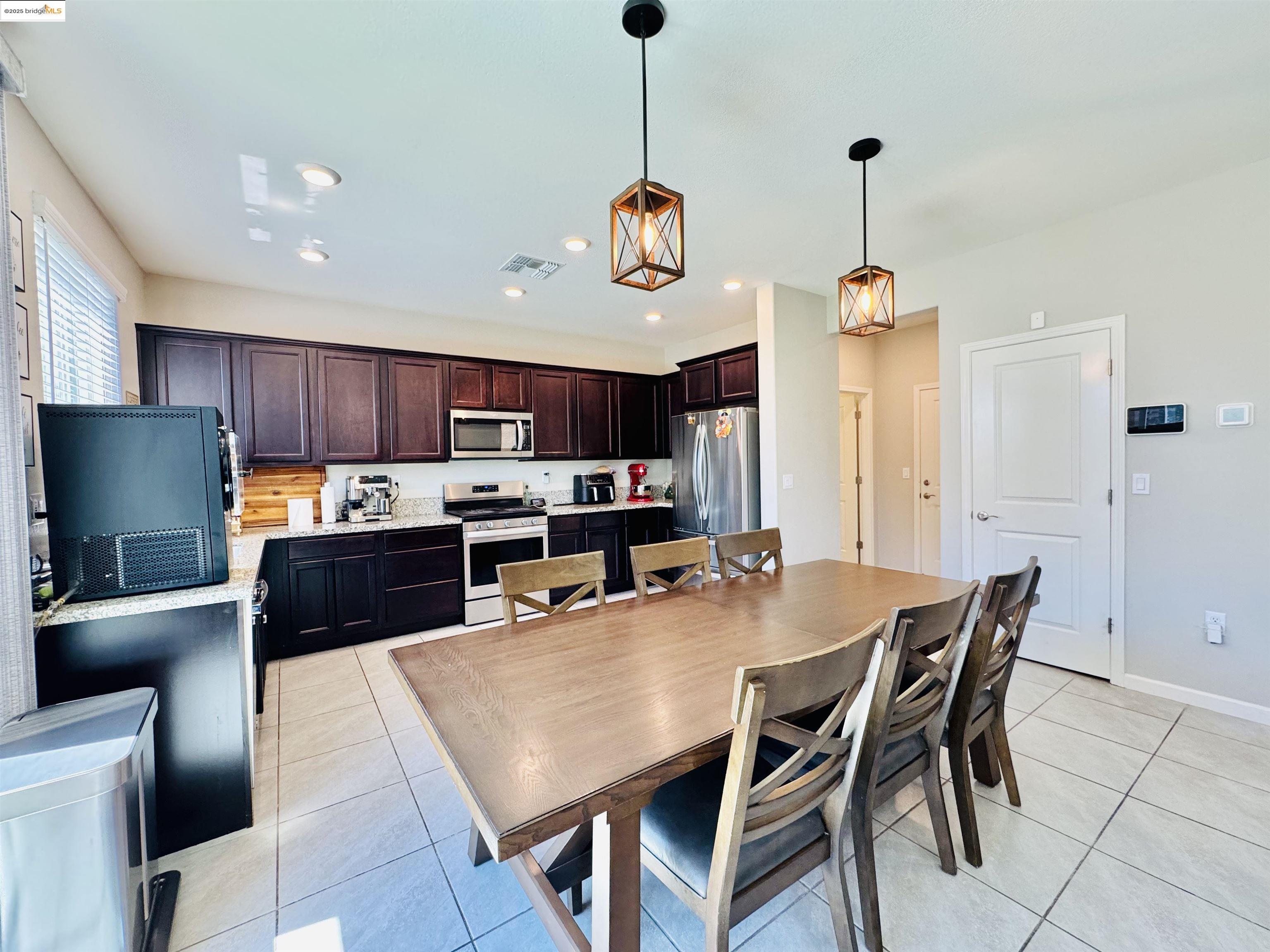 Detail Gallery Image 7 of 16 For 205 Caputo Cir, Oakley,  CA 94561 - 3 Beds | 2/1 Baths