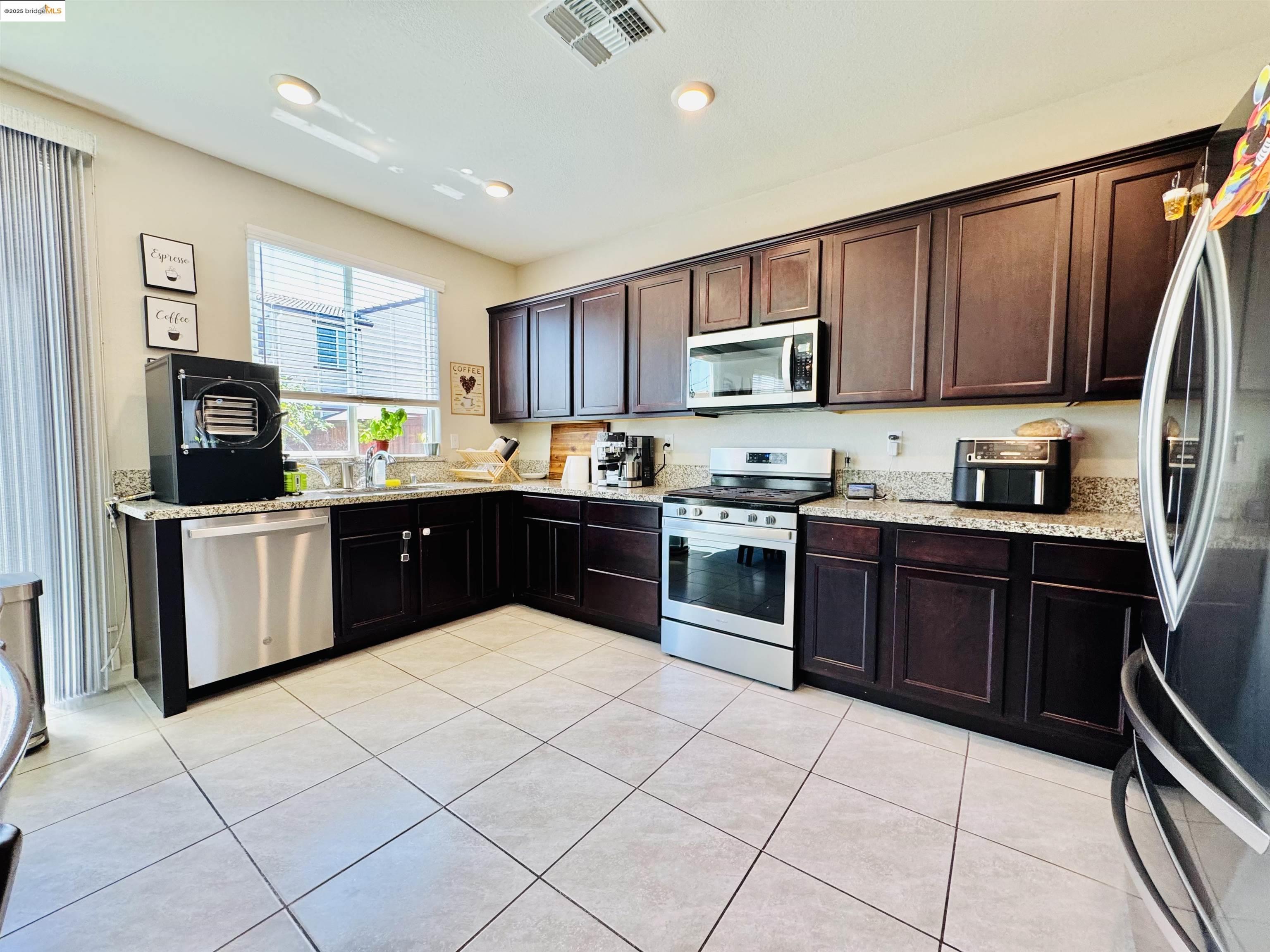 Detail Gallery Image 8 of 16 For 205 Caputo Cir, Oakley,  CA 94561 - 3 Beds | 2/1 Baths