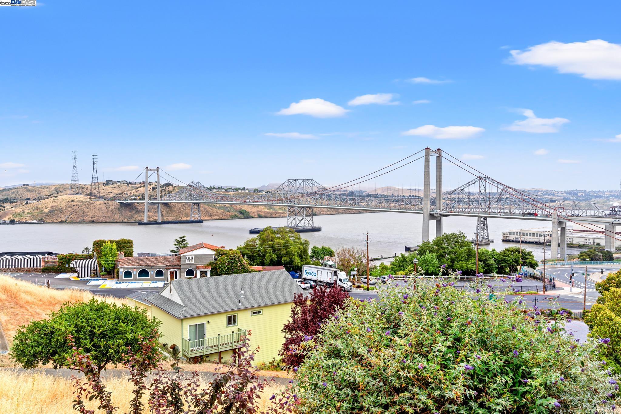 Detail Gallery Image 2 of 34 For 104 Bridgeview Ct, Crockett,  CA 94525 - 3 Beds | 2/1 Baths