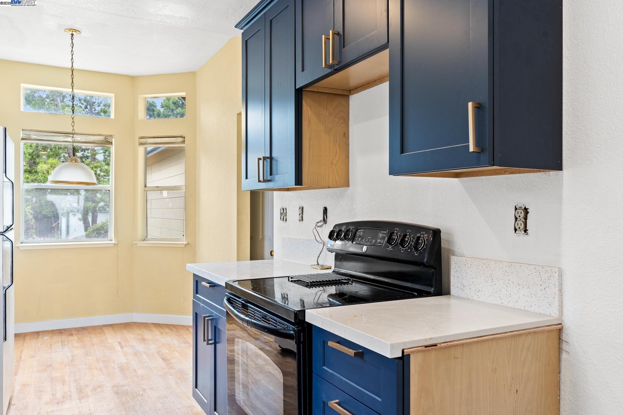 Detail Gallery Image 12 of 34 For 104 Bridgeview Ct, Crockett,  CA 94525 - 3 Beds | 2/1 Baths