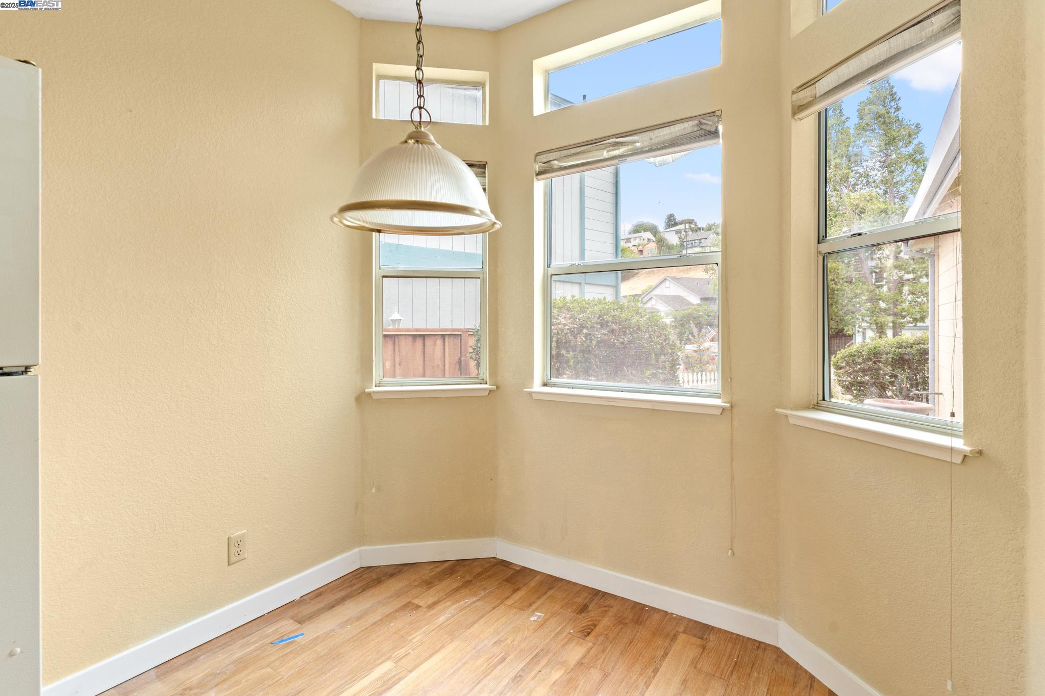 Detail Gallery Image 13 of 34 For 104 Bridgeview Ct, Crockett,  CA 94525 - 3 Beds | 2/1 Baths