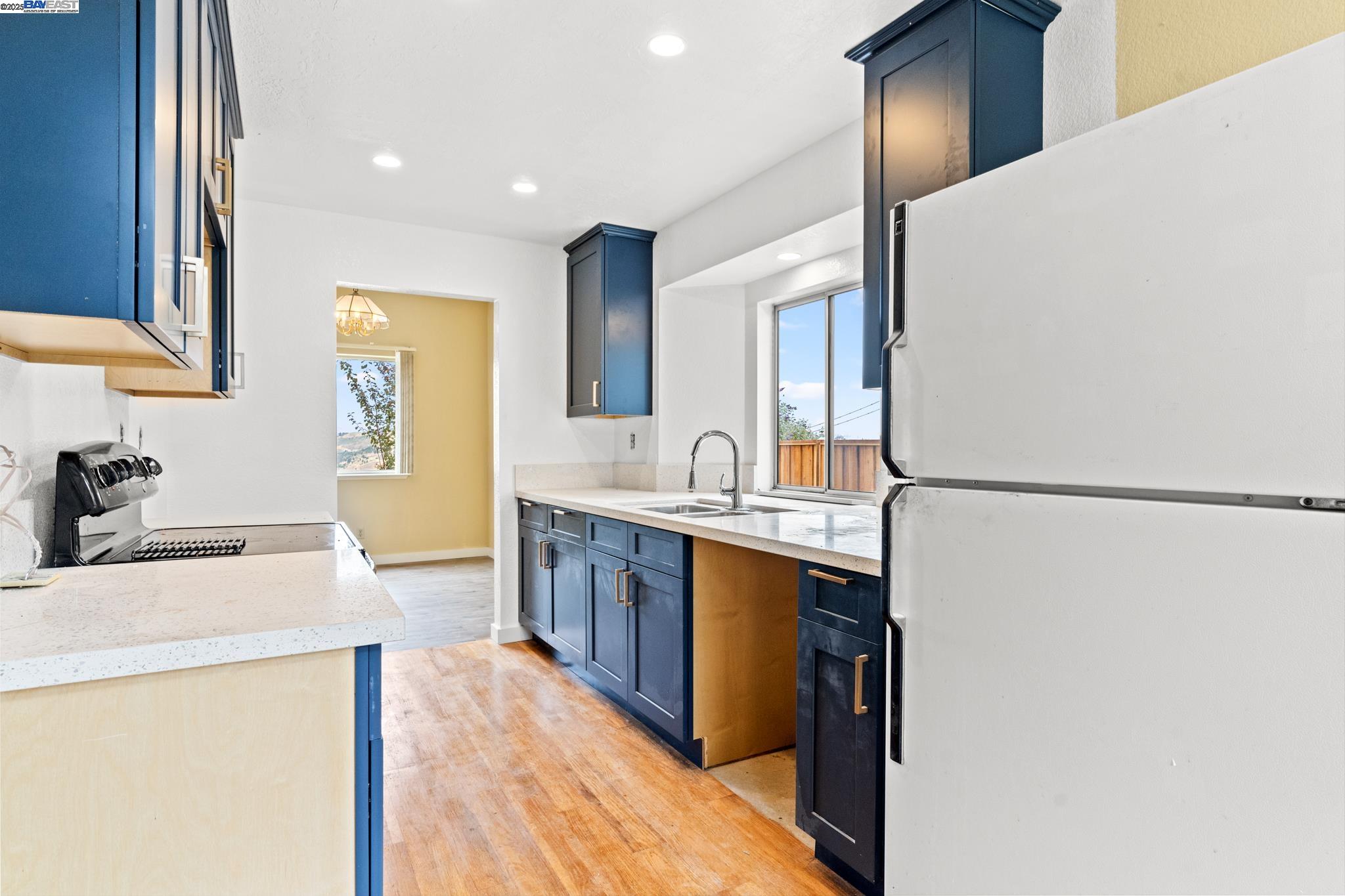 Detail Gallery Image 14 of 34 For 104 Bridgeview Ct, Crockett,  CA 94525 - 3 Beds | 2/1 Baths