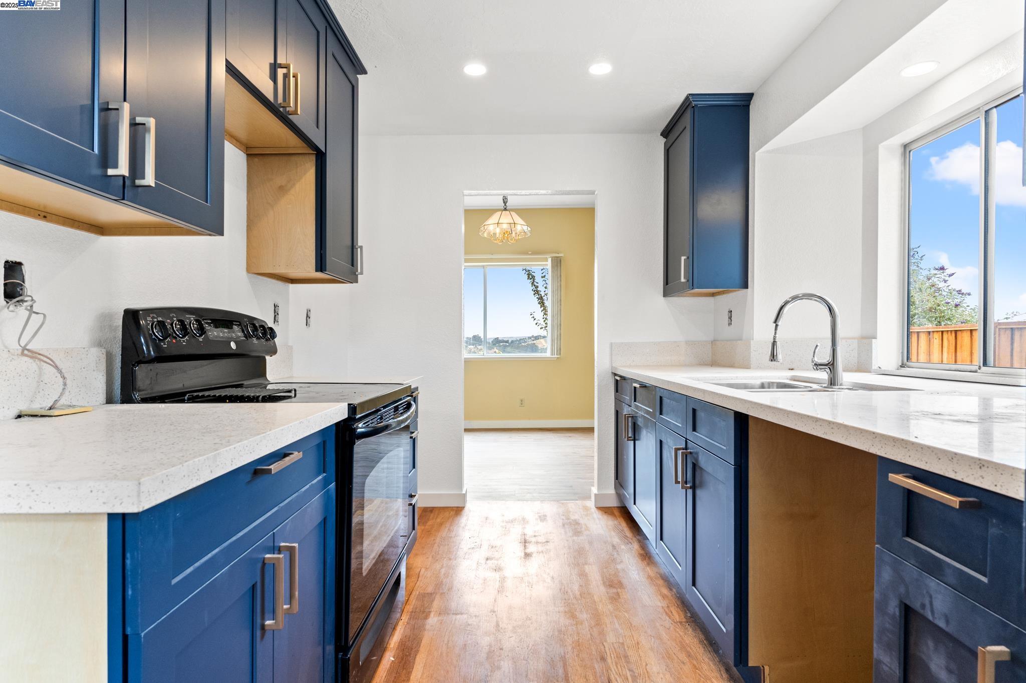 Detail Gallery Image 18 of 34 For 104 Bridgeview Ct, Crockett,  CA 94525 - 3 Beds | 2/1 Baths