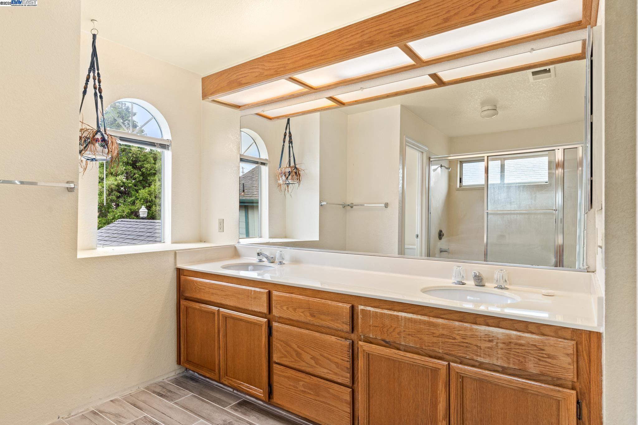 Detail Gallery Image 27 of 34 For 104 Bridgeview Ct, Crockett,  CA 94525 - 3 Beds | 2/1 Baths