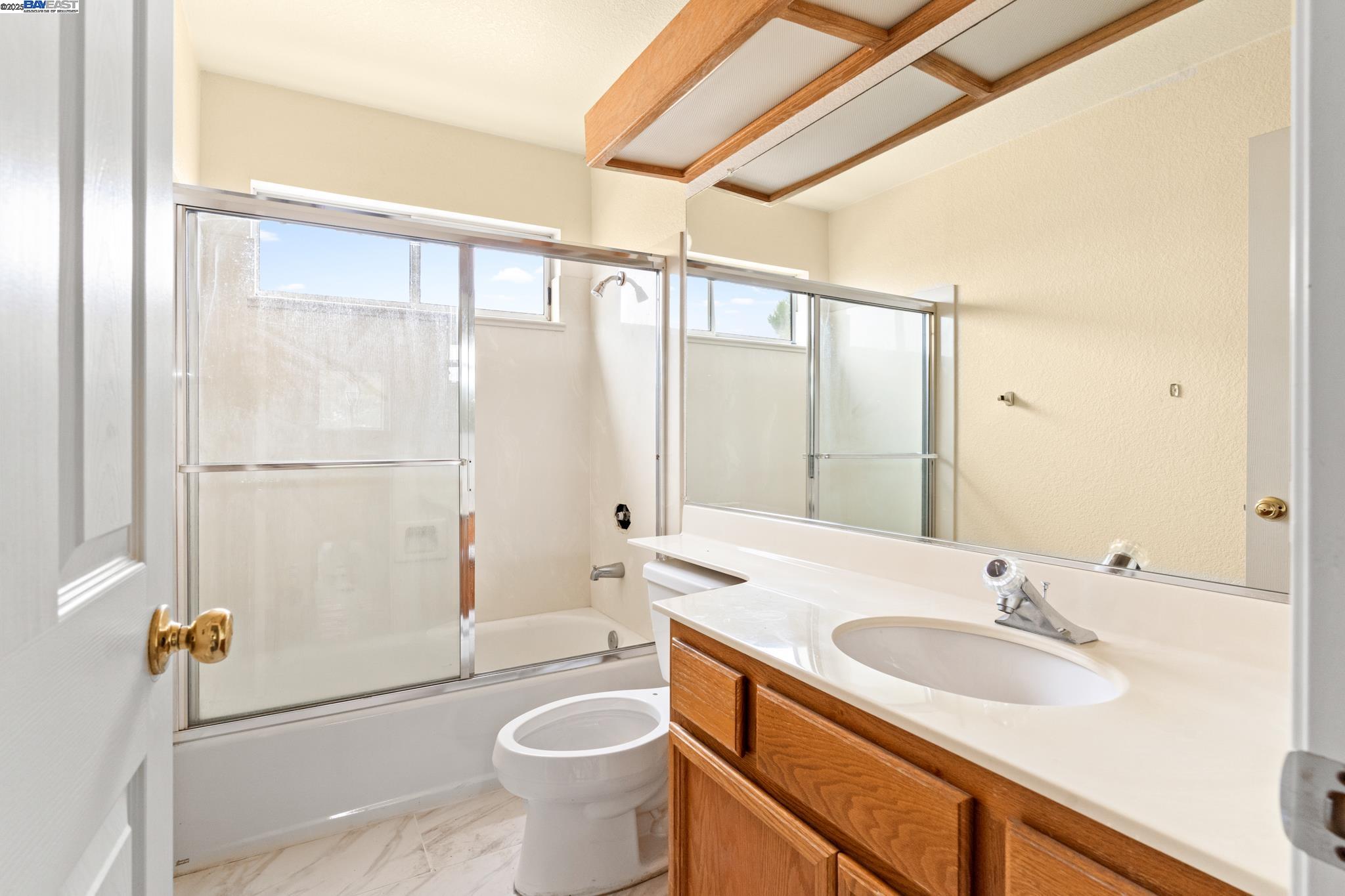 Detail Gallery Image 29 of 34 For 104 Bridgeview Ct, Crockett,  CA 94525 - 3 Beds | 2/1 Baths