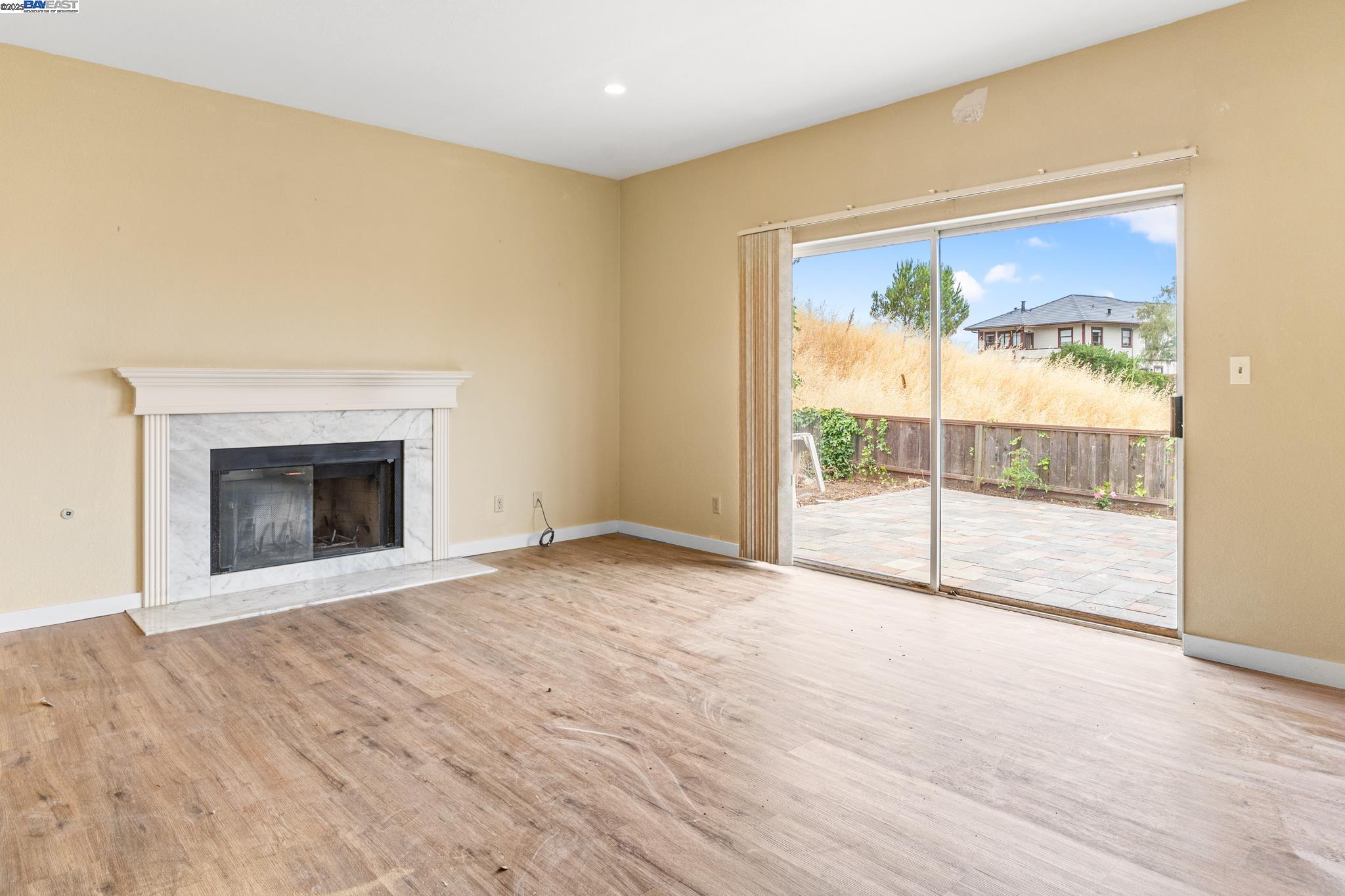 Detail Gallery Image 4 of 34 For 104 Bridgeview Ct, Crockett,  CA 94525 - 3 Beds | 2/1 Baths