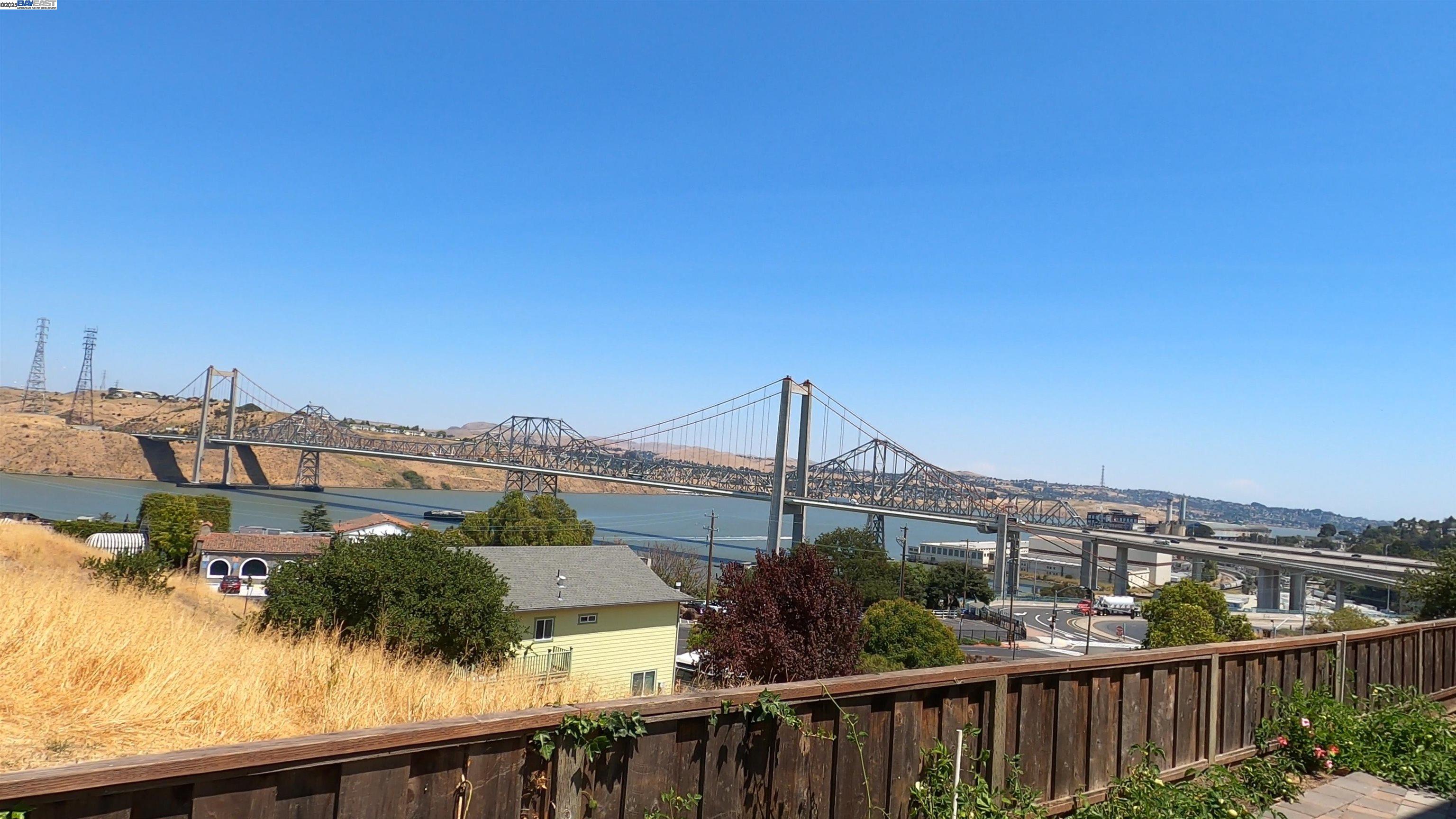 Detail Gallery Image 6 of 34 For 104 Bridgeview Ct, Crockett,  CA 94525 - 3 Beds | 2/1 Baths