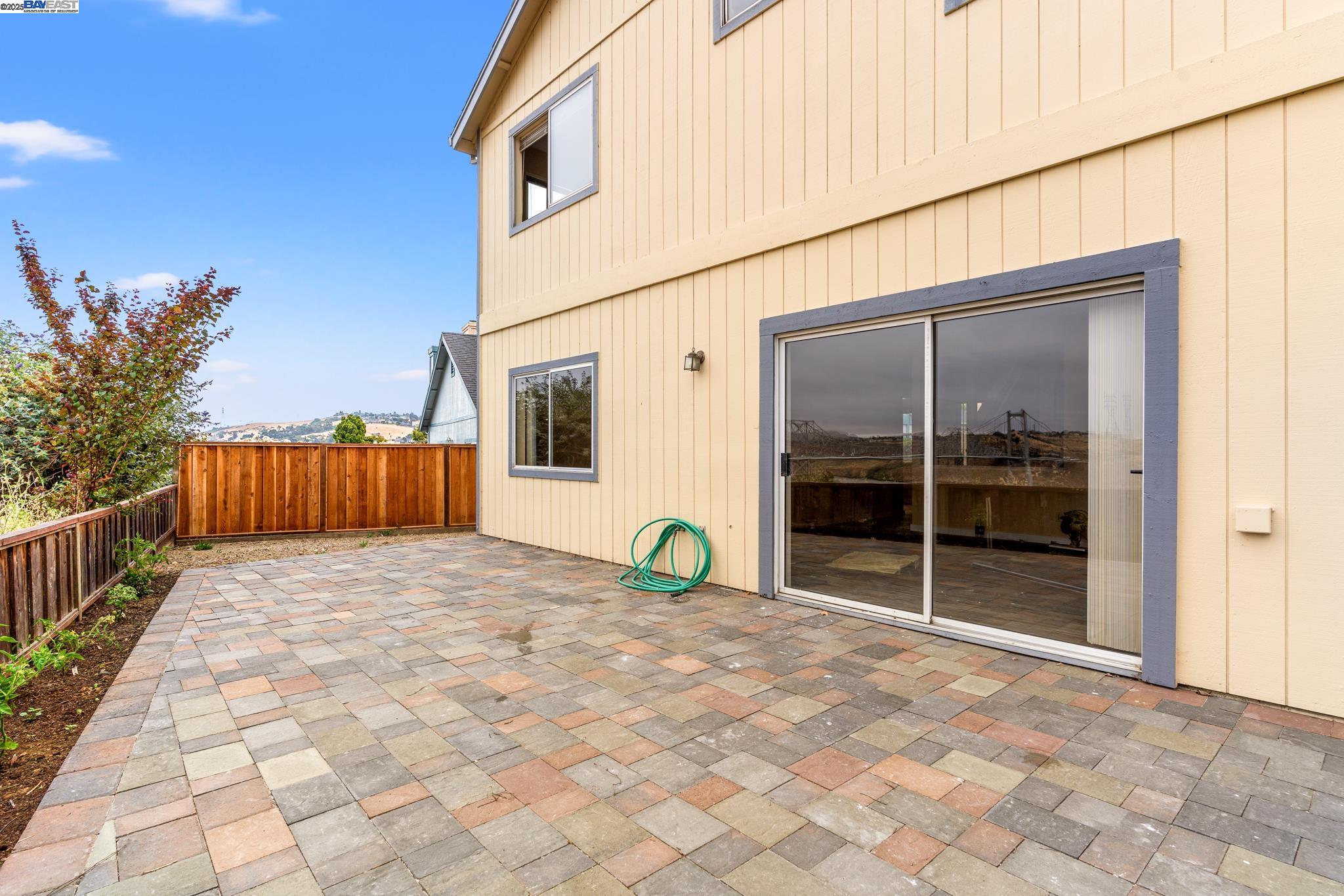 Detail Gallery Image 7 of 34 For 104 Bridgeview Ct, Crockett,  CA 94525 - 3 Beds | 2/1 Baths