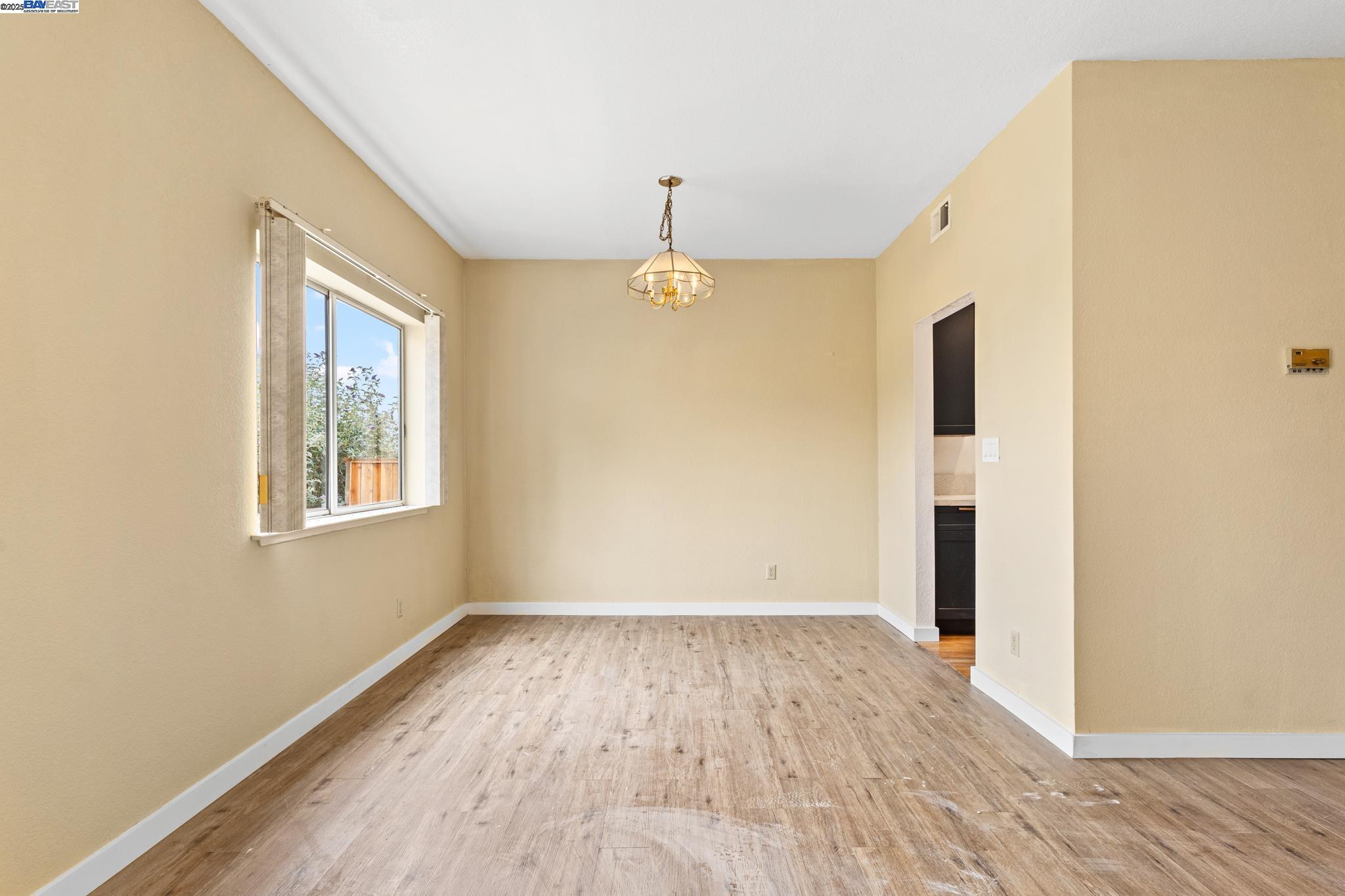 Detail Gallery Image 9 of 34 For 104 Bridgeview Ct, Crockett,  CA 94525 - 3 Beds | 2/1 Baths