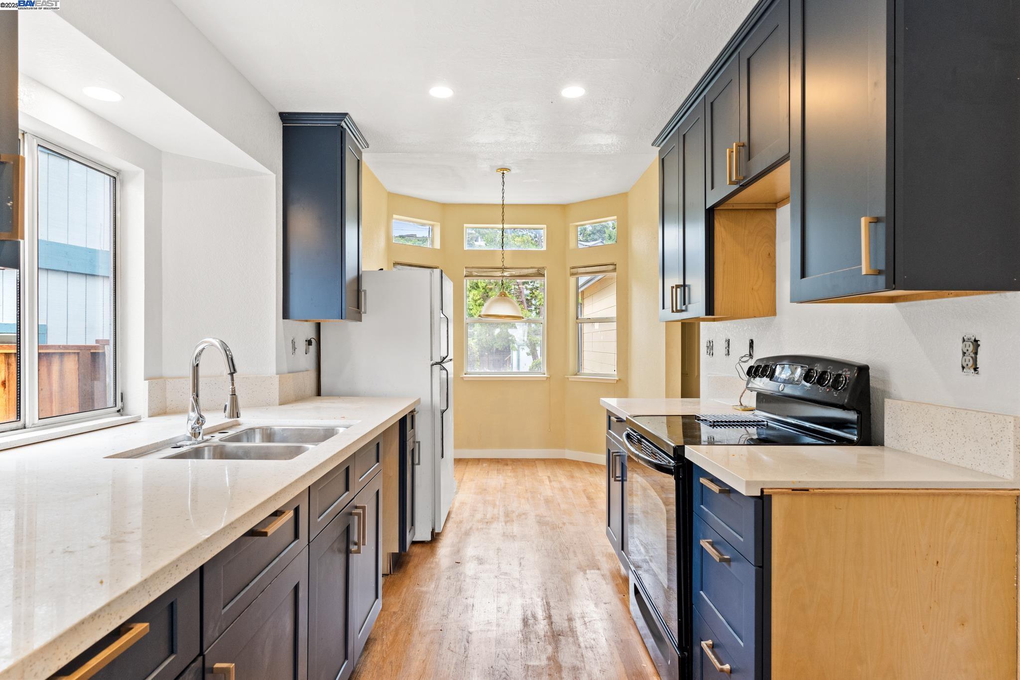 Detail Gallery Image 10 of 34 For 104 Bridgeview Ct, Crockett,  CA 94525 - 3 Beds | 2/1 Baths