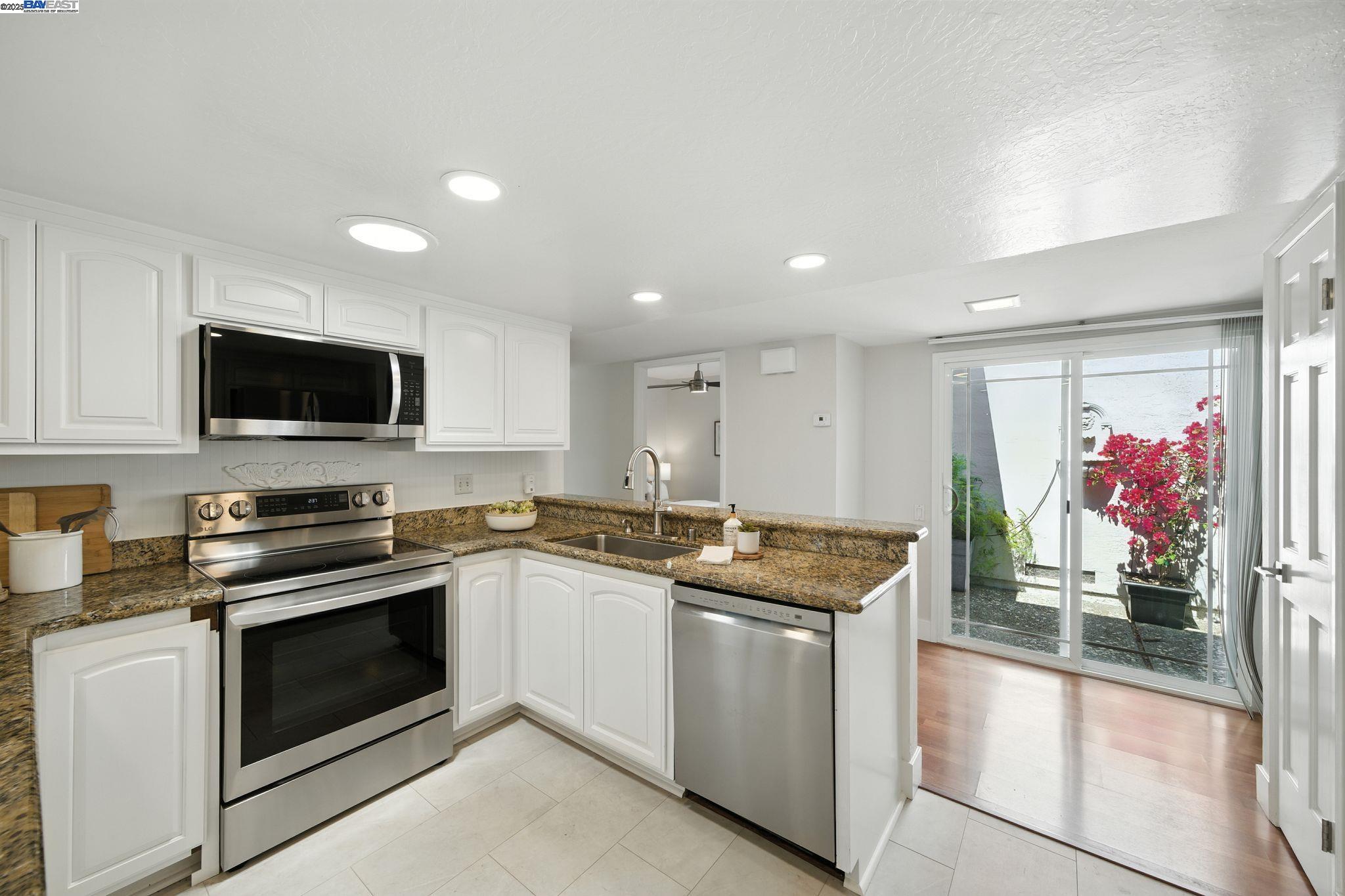 Detail Gallery Image 9 of 37 For 3871 Dryden Rd, Fremont,  CA 94555 - 3 Beds | 2 Baths