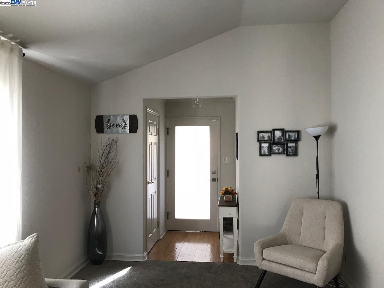 Detail Gallery Image 2 of 9 For 1718 Schiller St, Alameda,  CA 94501 - 2 Beds | 1 Baths