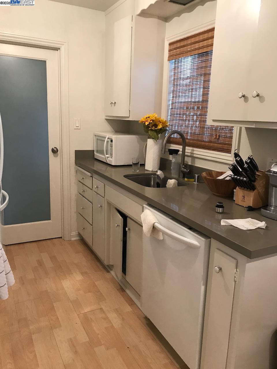 Detail Gallery Image 3 of 9 For 1718 Schiller St, Alameda,  CA 94501 - 2 Beds | 1 Baths