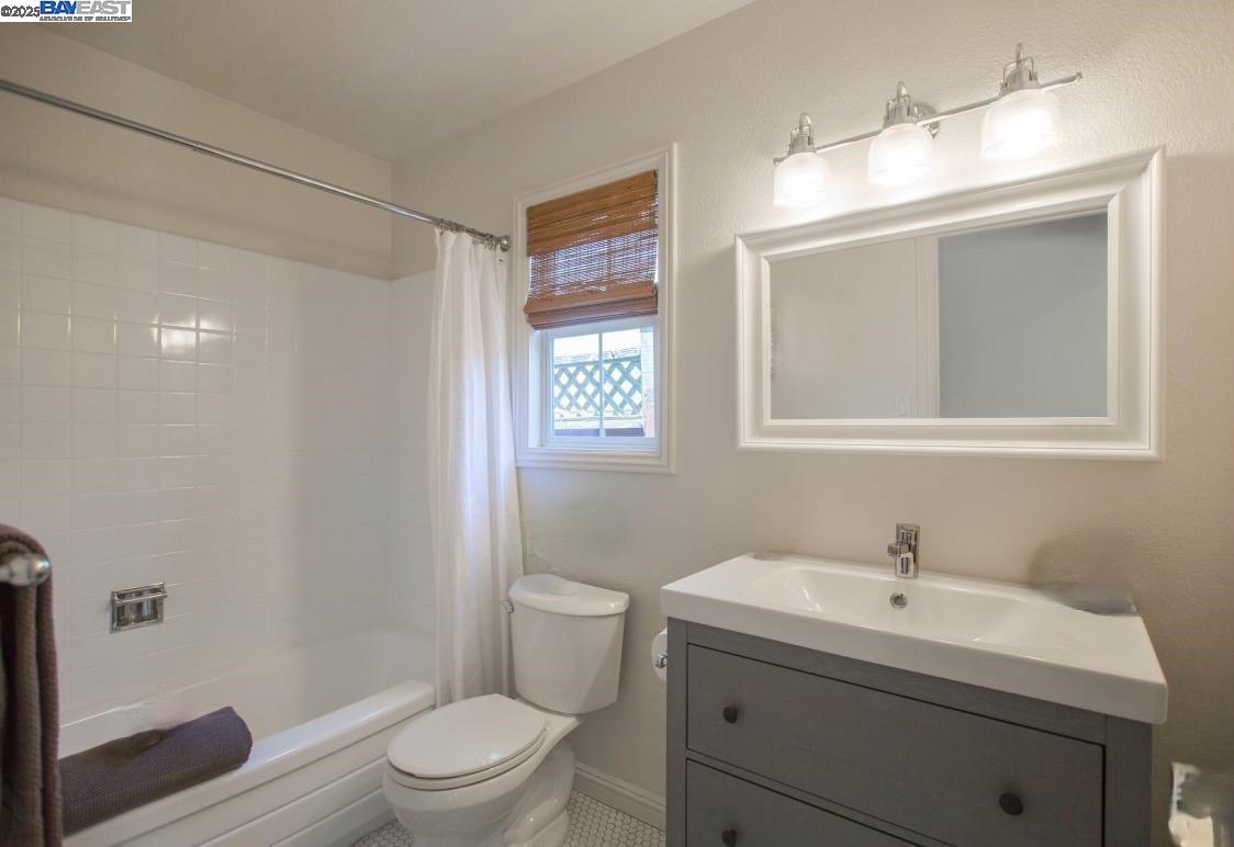 Detail Gallery Image 9 of 9 For 1718 Schiller St, Alameda,  CA 94501 - 2 Beds | 1 Baths