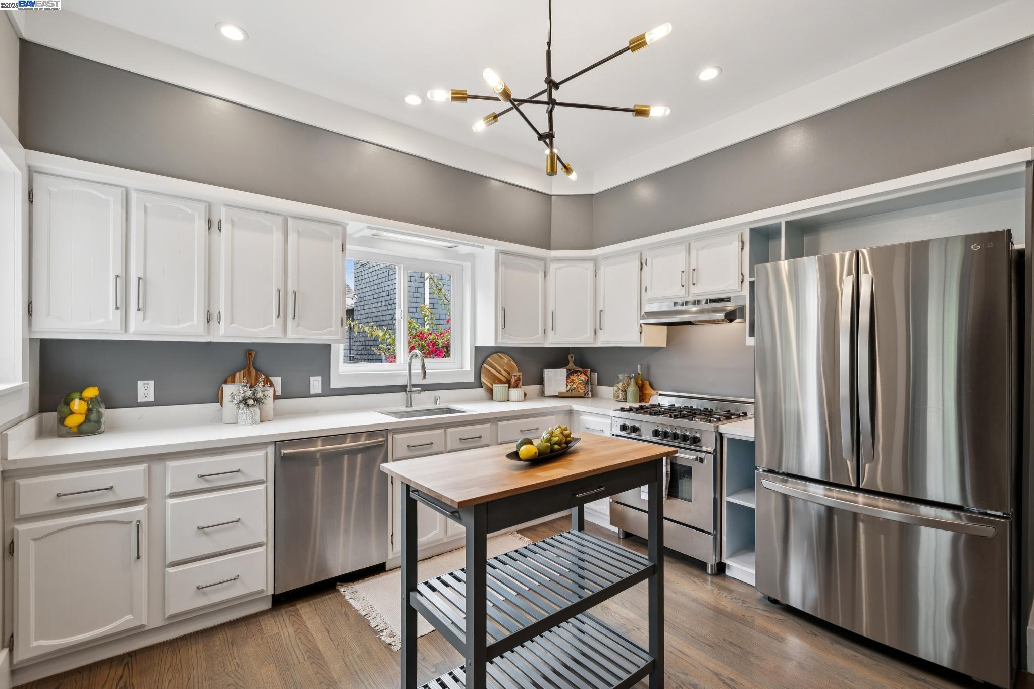 Detail Gallery Image 15 of 54 For 1906 Lafayette St, Alameda,  CA 94501 - 3 Beds | 2 Baths