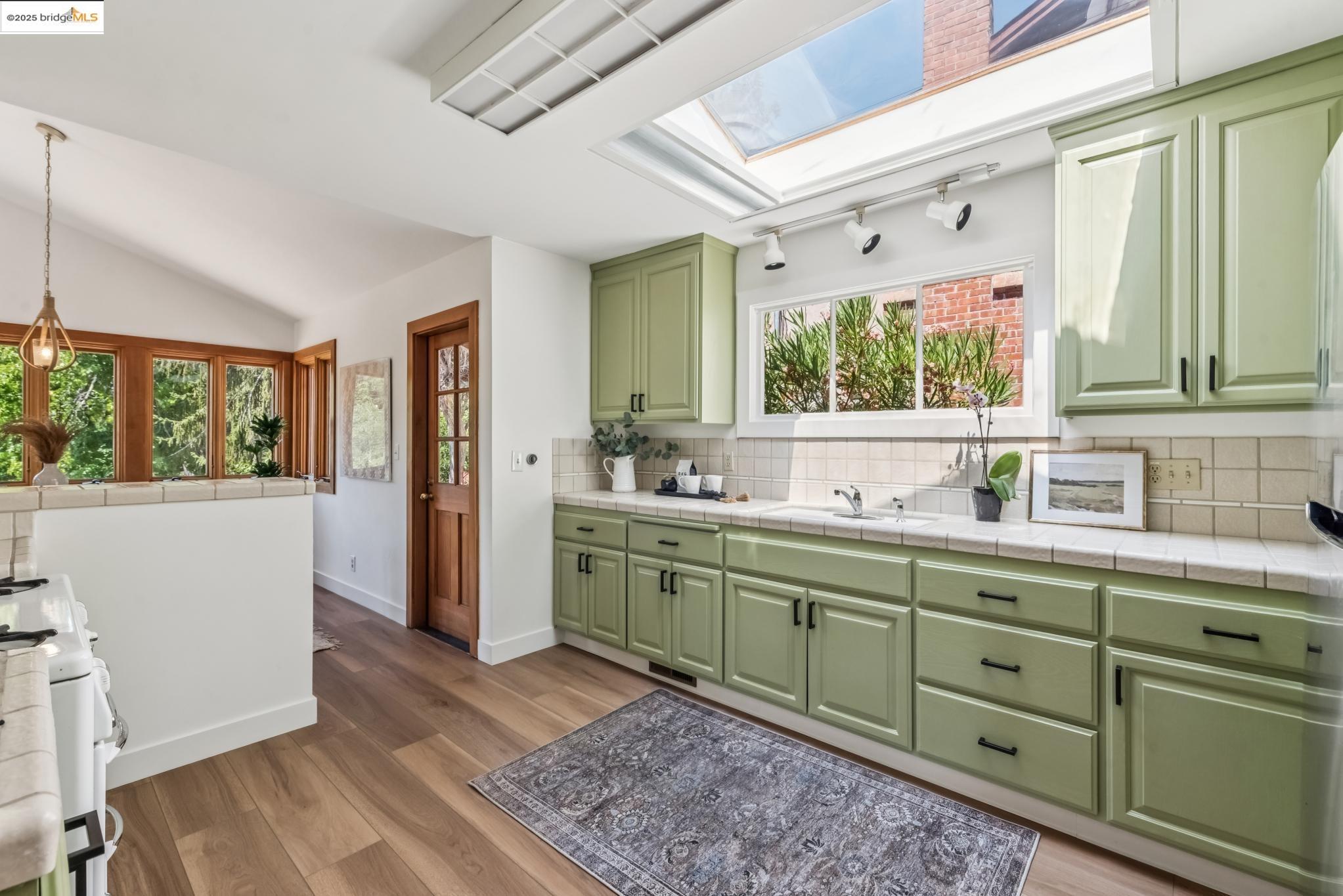 Detail Gallery Image 21 of 52 For 3176 Jordan Rd, Oakland,  CA 94602 - 2 Beds | 1 Baths