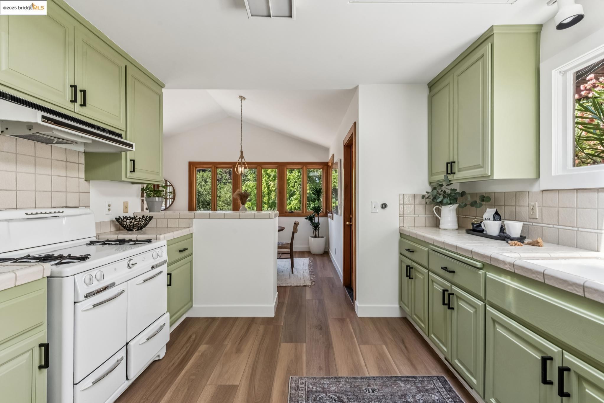 Detail Gallery Image 22 of 52 For 3176 Jordan Rd, Oakland,  CA 94602 - 2 Beds | 1 Baths