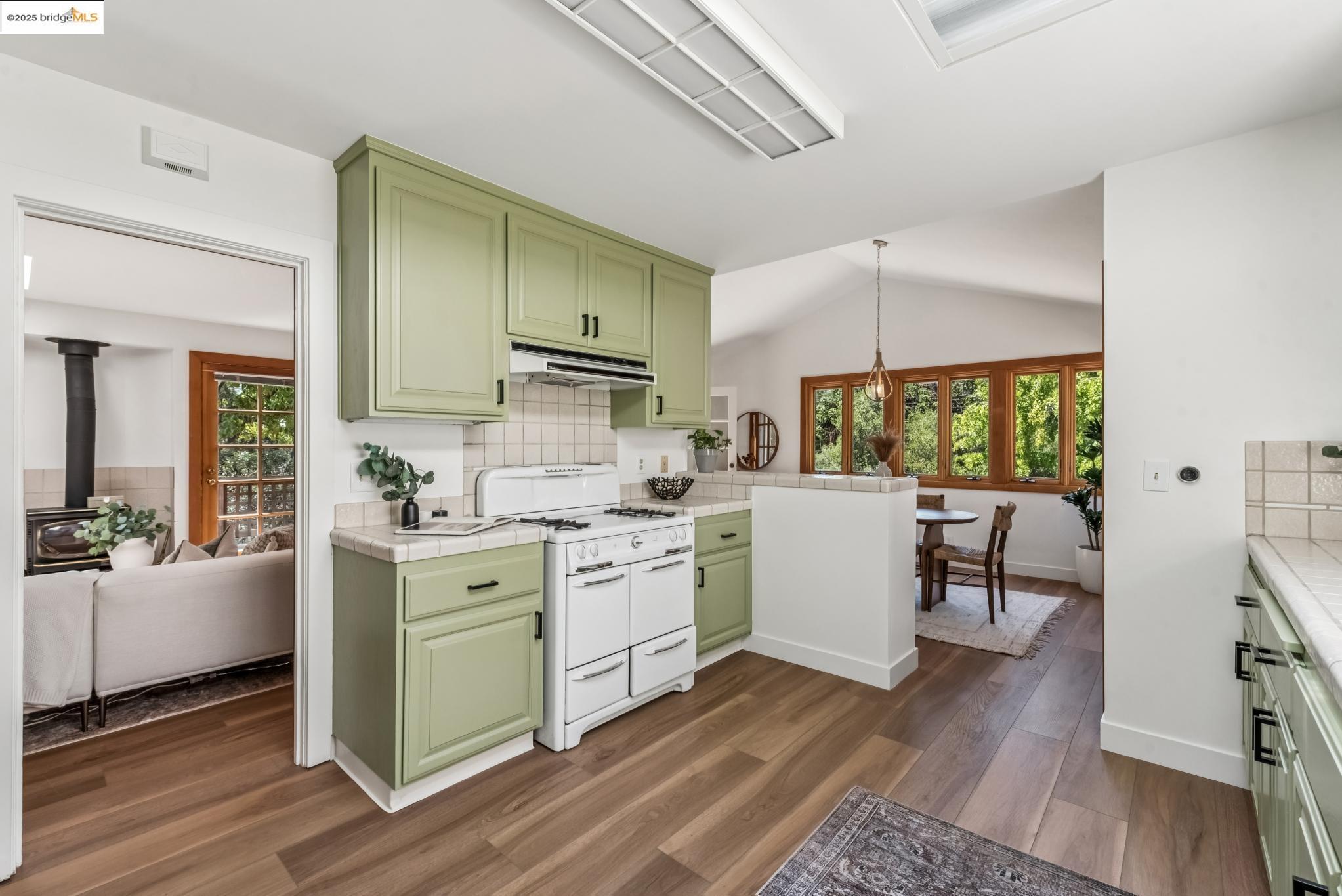 Detail Gallery Image 23 of 52 For 3176 Jordan Rd, Oakland,  CA 94602 - 2 Beds | 1 Baths