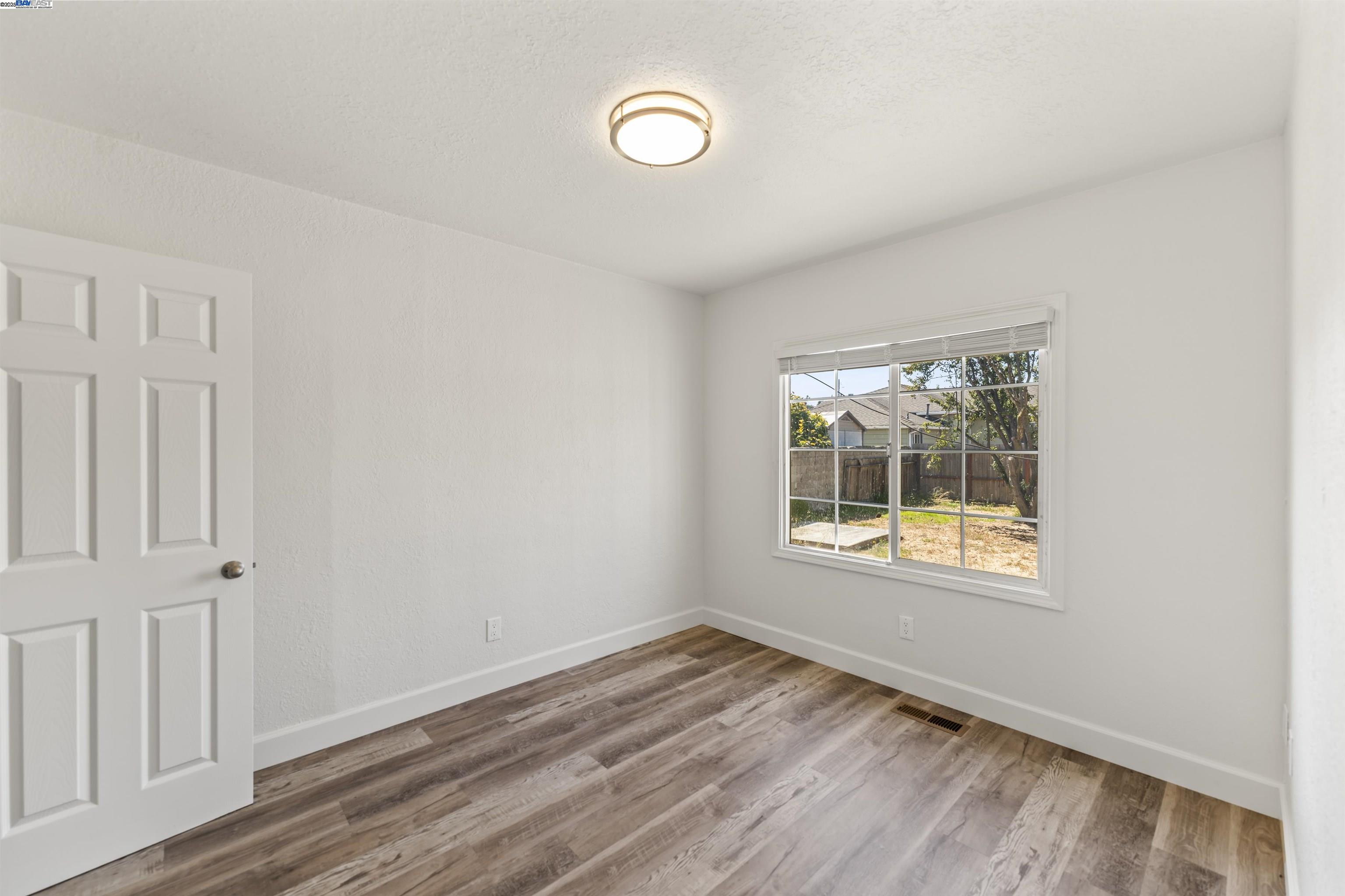 Detail Gallery Image 13 of 17 For 2320 Cutting Blvd, Richmond,  CA 94804 - 3 Beds | 2 Baths