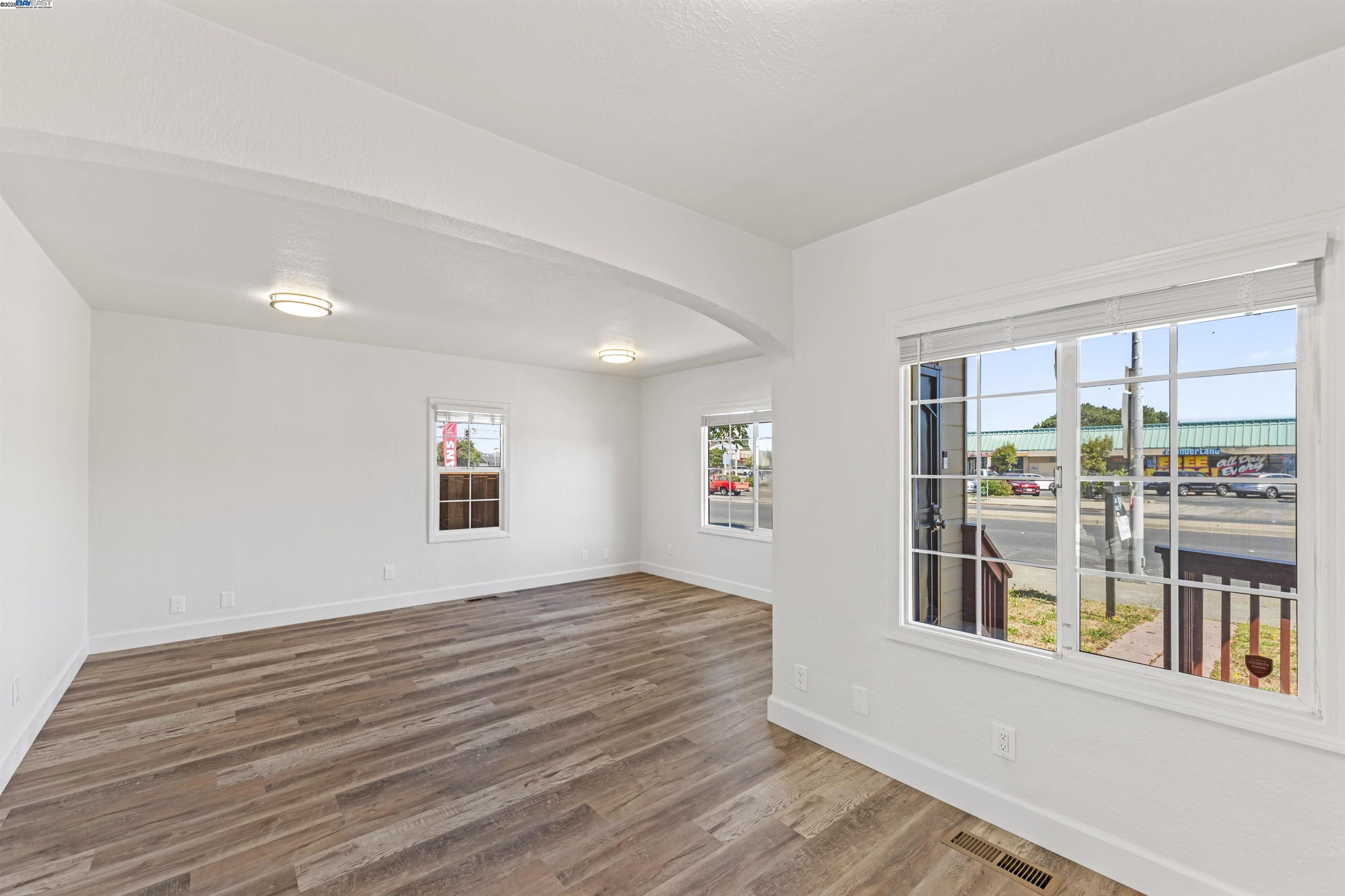 Detail Gallery Image 3 of 17 For 2320 Cutting Blvd, Richmond,  CA 94804 - 3 Beds | 2 Baths