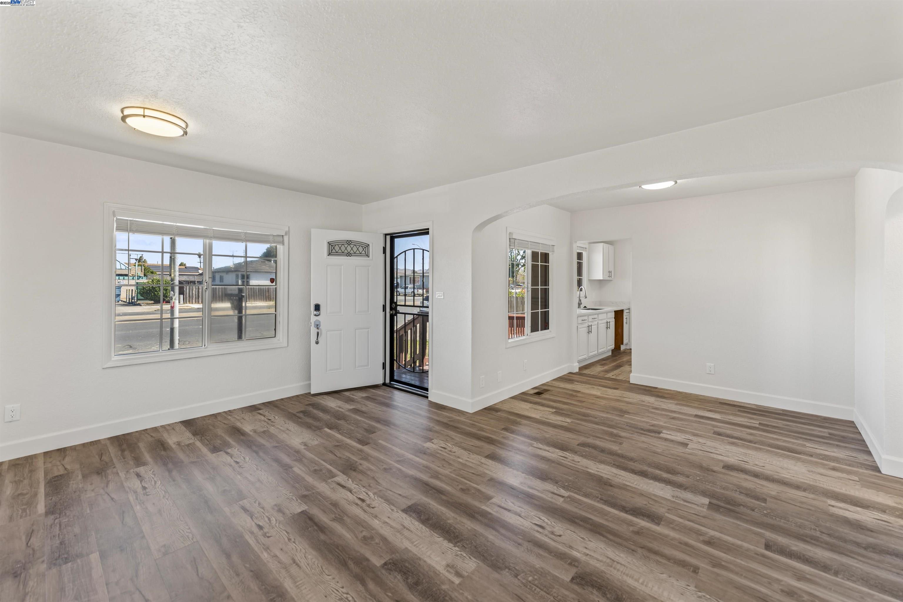 Detail Gallery Image 4 of 17 For 2320 Cutting Blvd, Richmond,  CA 94804 - 3 Beds | 2 Baths