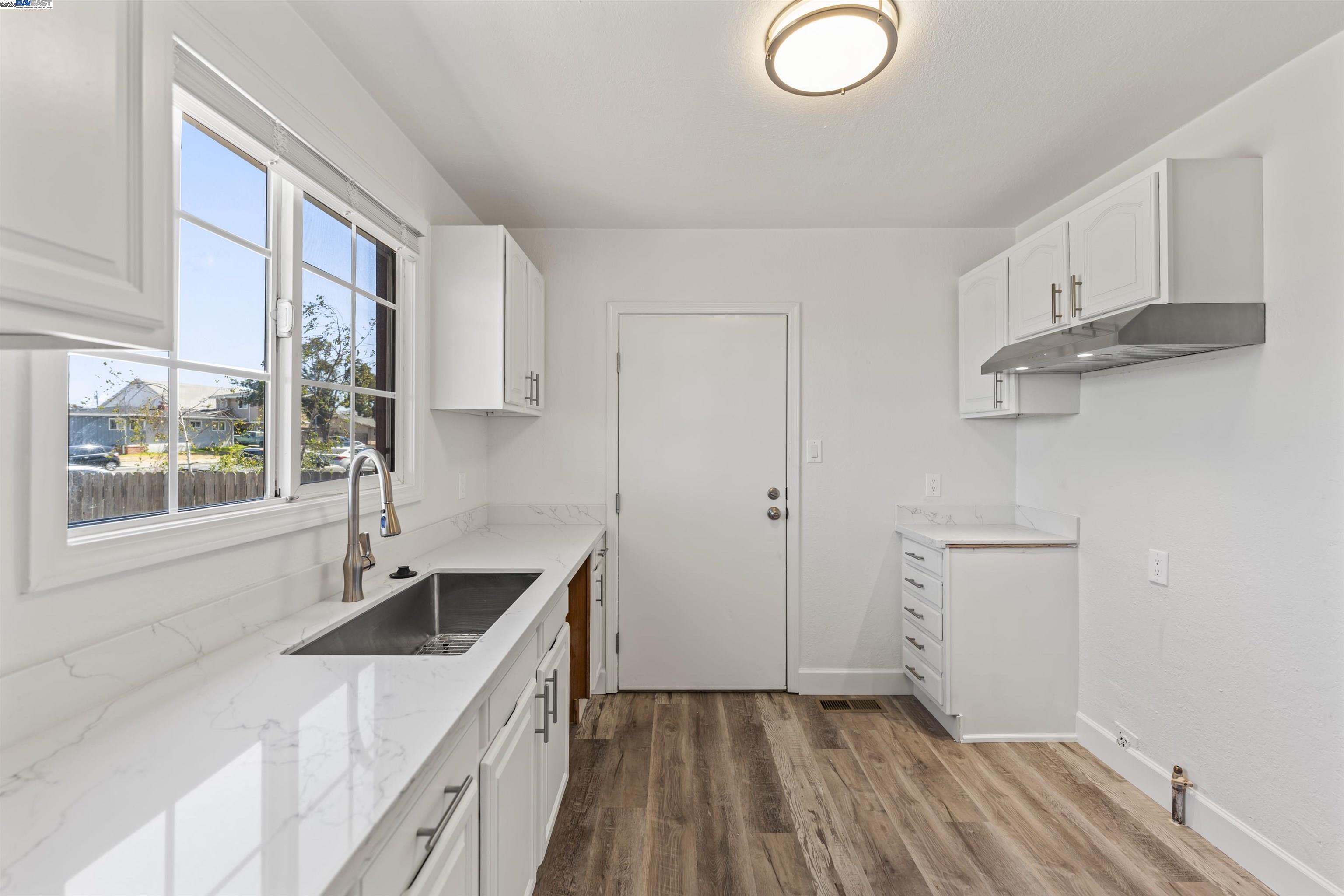 Detail Gallery Image 6 of 17 For 2320 Cutting Blvd, Richmond,  CA 94804 - 3 Beds | 2 Baths