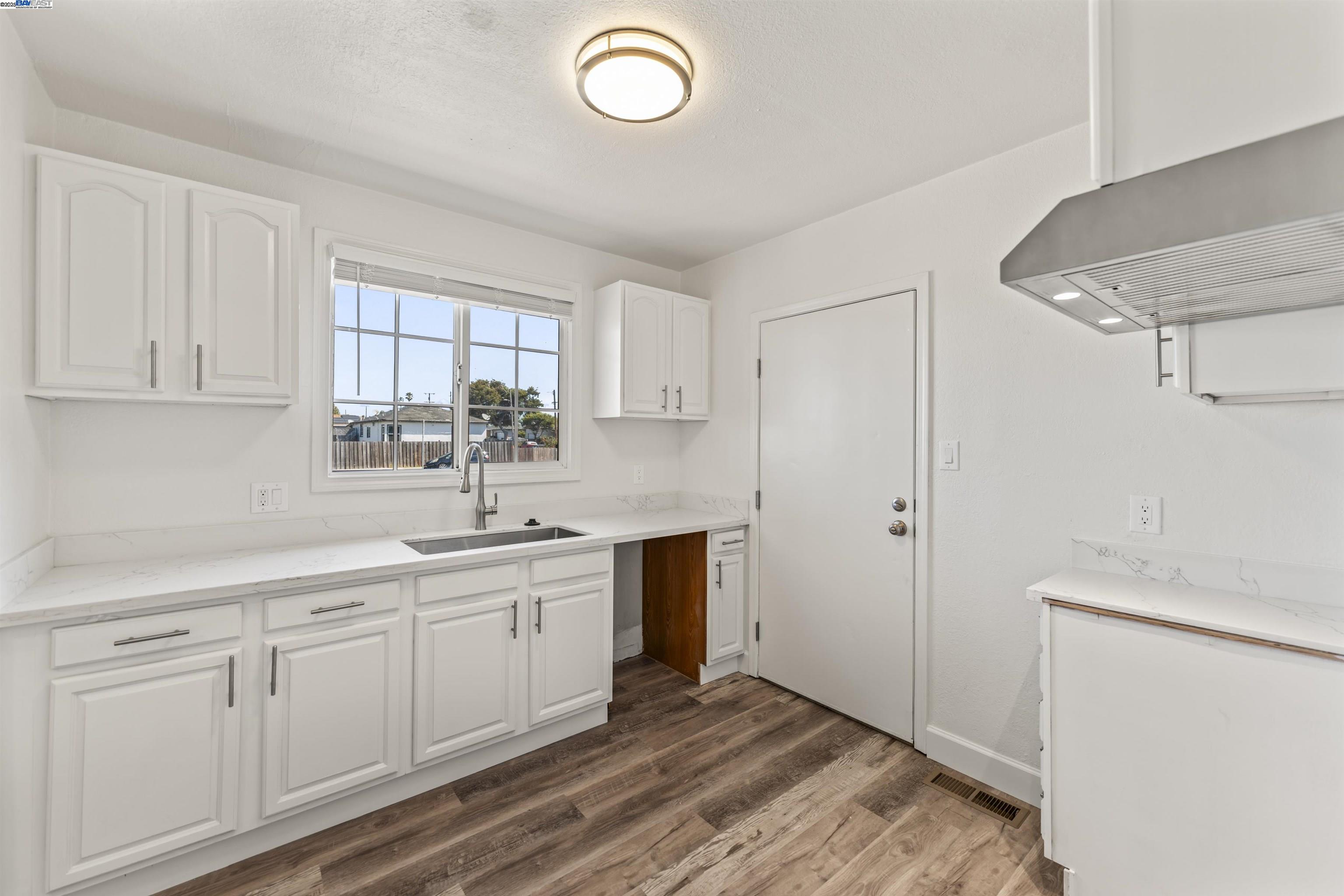 Detail Gallery Image 7 of 17 For 2320 Cutting Blvd, Richmond,  CA 94804 - 3 Beds | 2 Baths