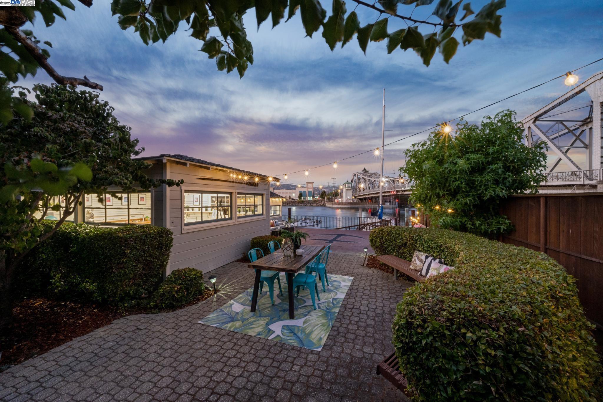 Detail Gallery Image 3 of 60 For 3127 Marina Drive, Alameda,  CA 94501 - 4 Beds | 3 Baths