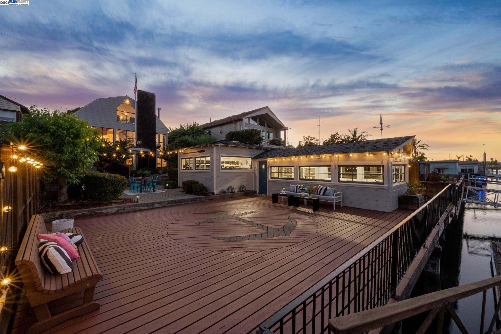Detail Gallery Image 8 of 60 For 3127 Marina Drive, Alameda,  CA 94501 - 4 Beds | 3 Baths