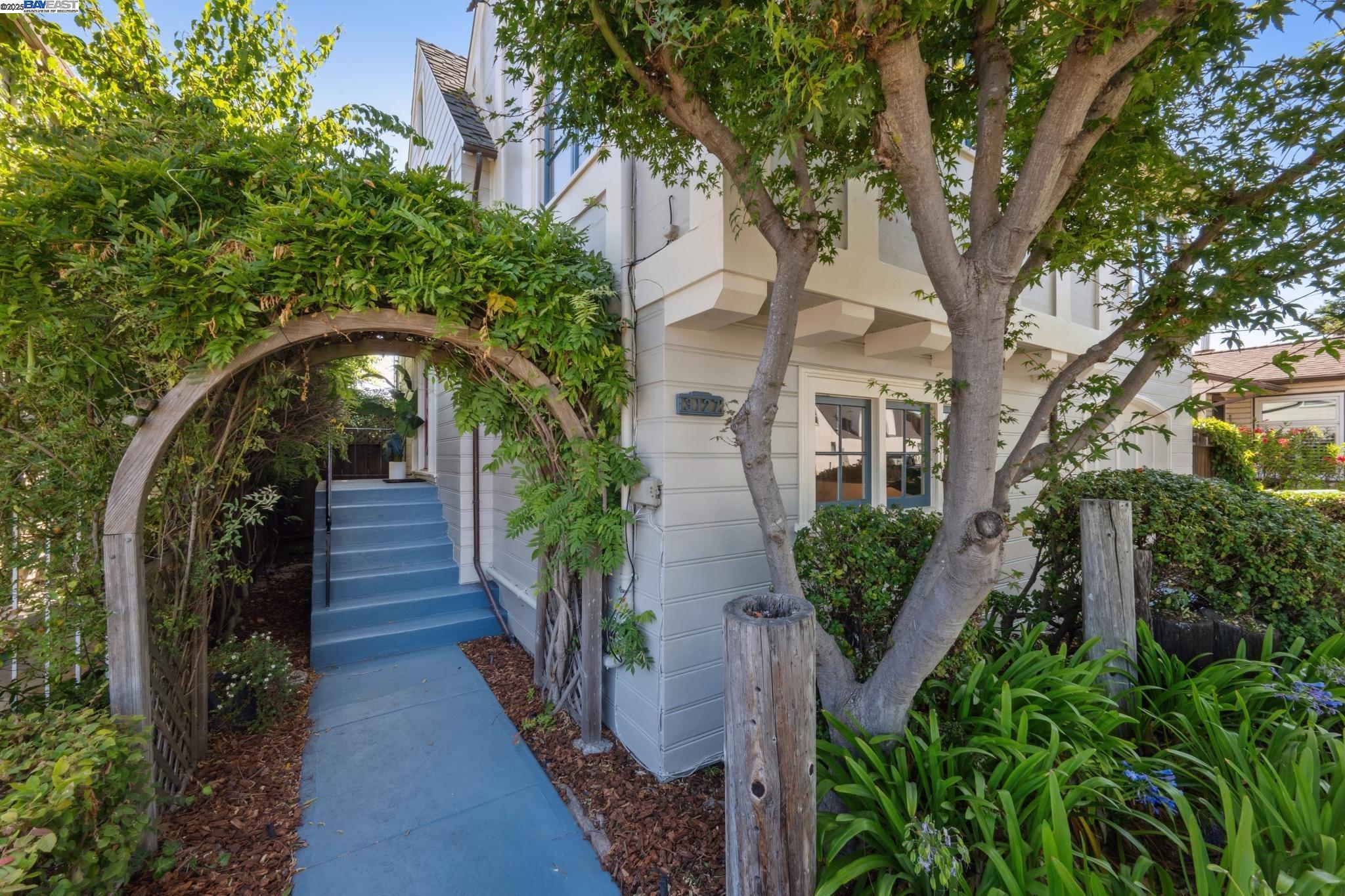 Detail Gallery Image 9 of 60 For 3127 Marina Drive, Alameda,  CA 94501 - 4 Beds | 3 Baths